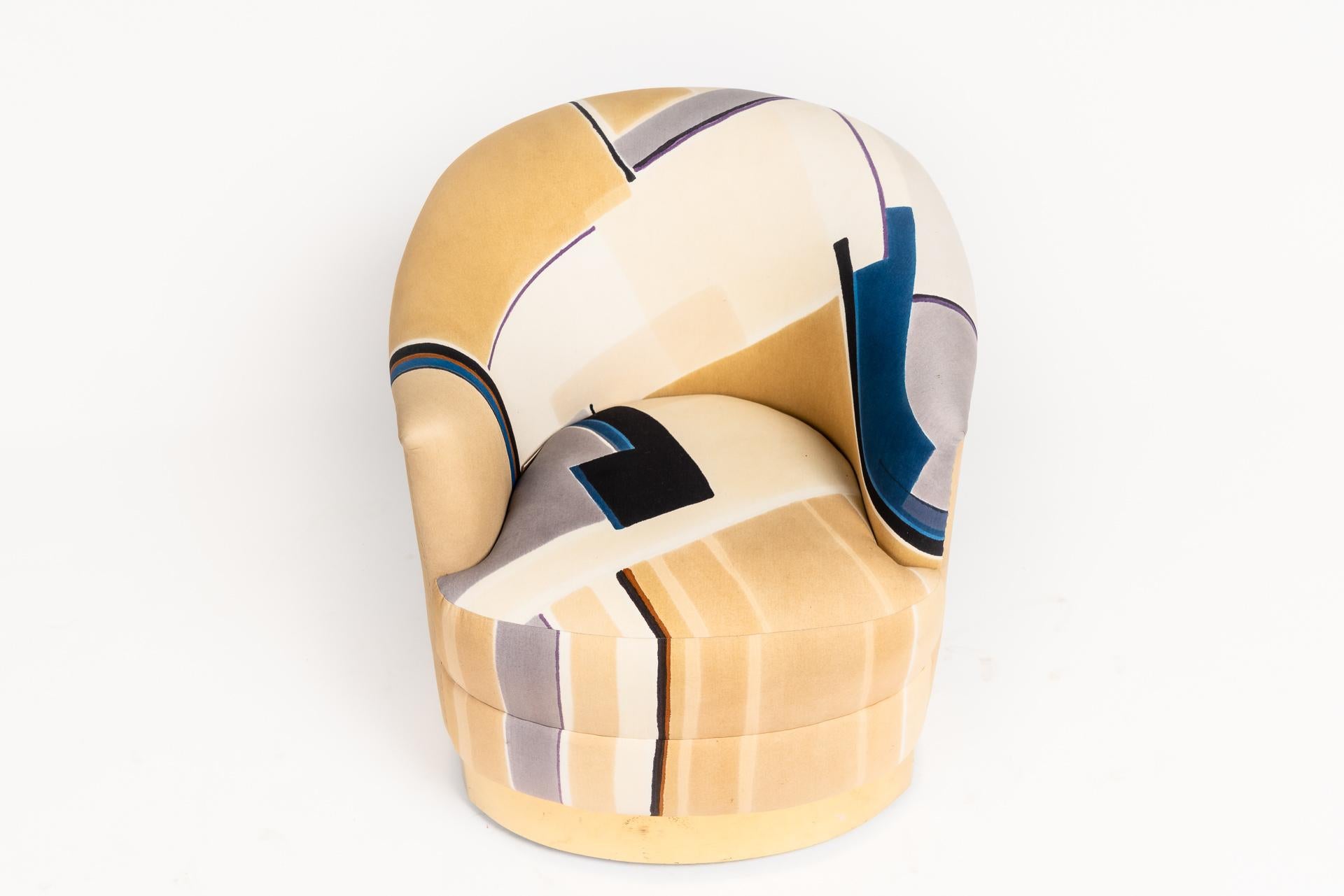 Dieser einzigartige Drehsessel von Donghia ist wirklich ein besonderes Designerstück. Die geschwungene Form ist sehr bequem und das Messinggestell verleiht dem Stuhl einen modernen Touch. Der Stoff ist ein handbedruckter Originalstoff aus den 1970er