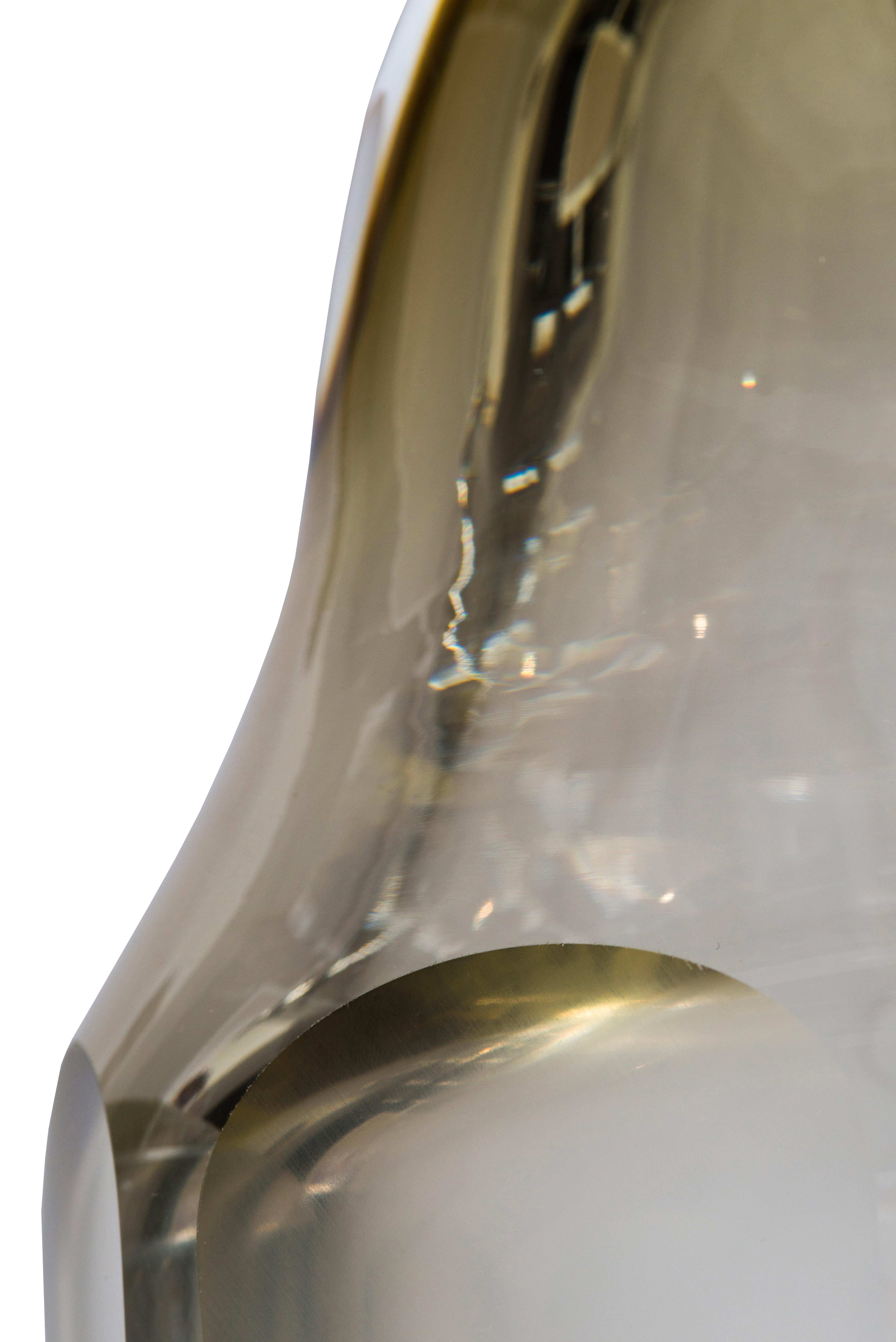 Das starke und elegante Design von Tiberia soll seine schöne Oberfläche zur Geltung bringen. Schichten von Transluzenz erzeugen die Illusion von Bögen aus einem alten Garten. Tiberia ist in Rauch oder Champagner erhältlich. Rauchfarbenes Glas mit