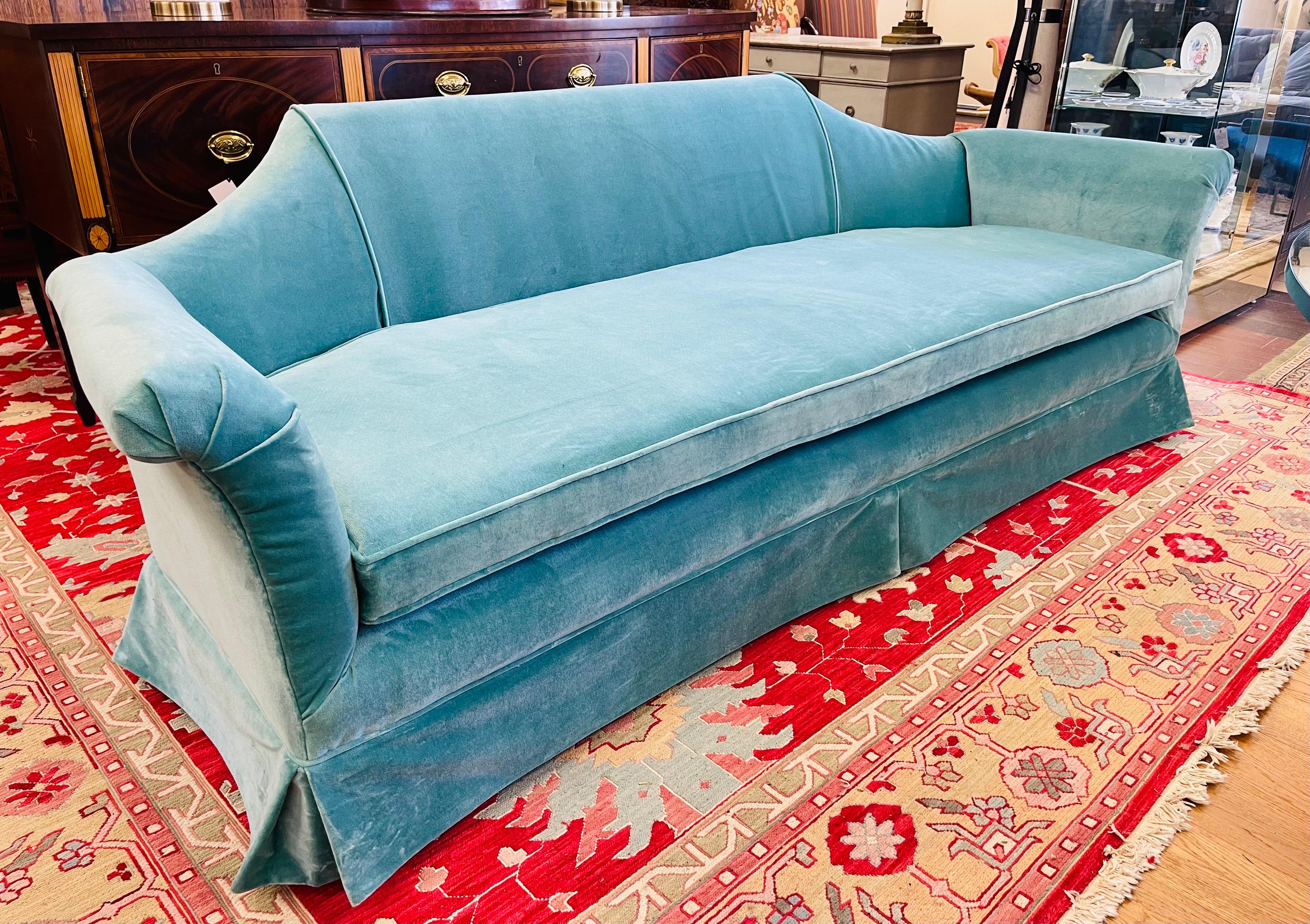 

Élevez votre espace de vie avec ce superbe canapé de Hickory Furniture récemment retapissé dans un tissu de velours bleu-vert de Donghia, rayonnant des vibrations de la modernité du milieu du siècle. Le revêtement en velours bleu seafoam est doux