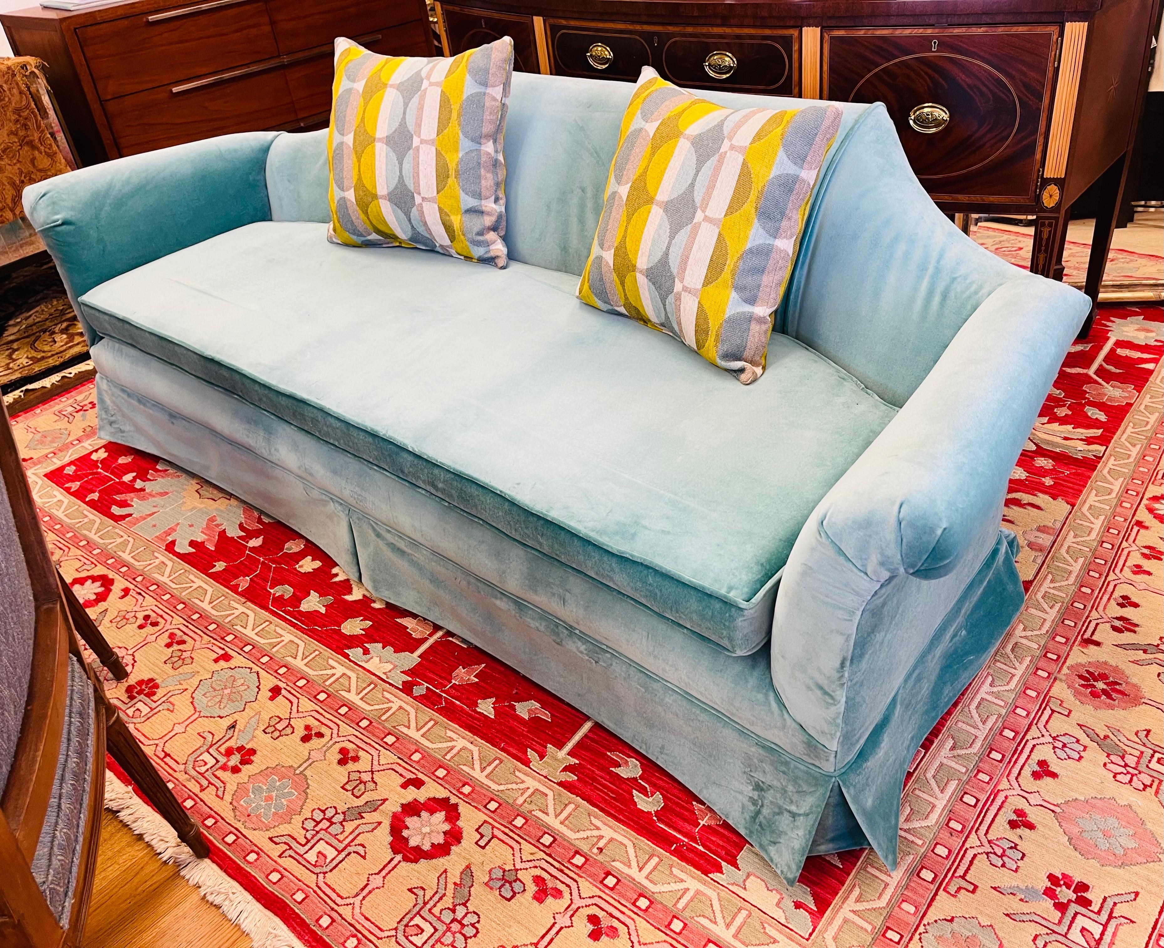 20ième siècle Sofa incurvé Donghia Velvet Fabric Seafoam Hickory Furniture 92