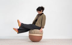 Dongo Pouf rembourré avec détails en bois et design contemporain