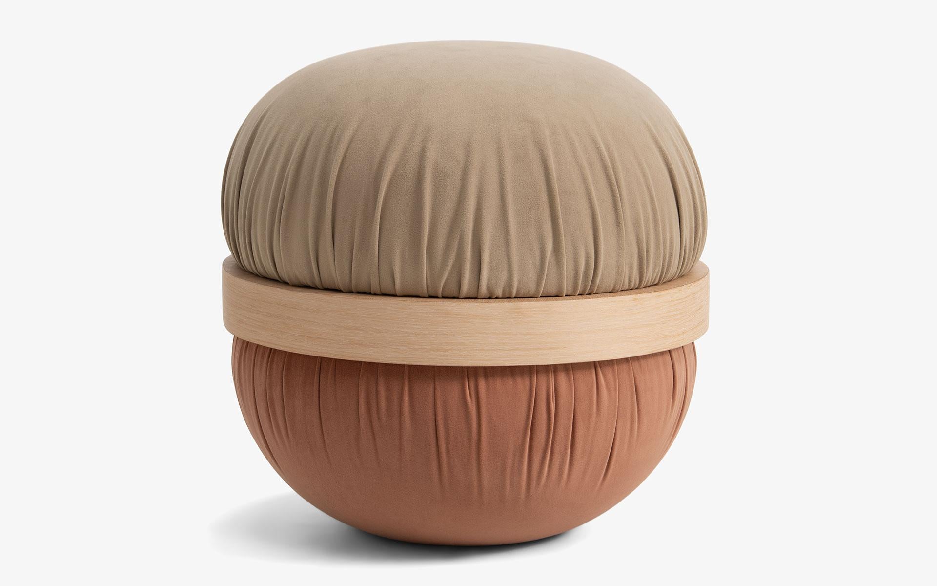 Turc Dongo Pouf rembourré avec détails en bois et design contemporain en vente