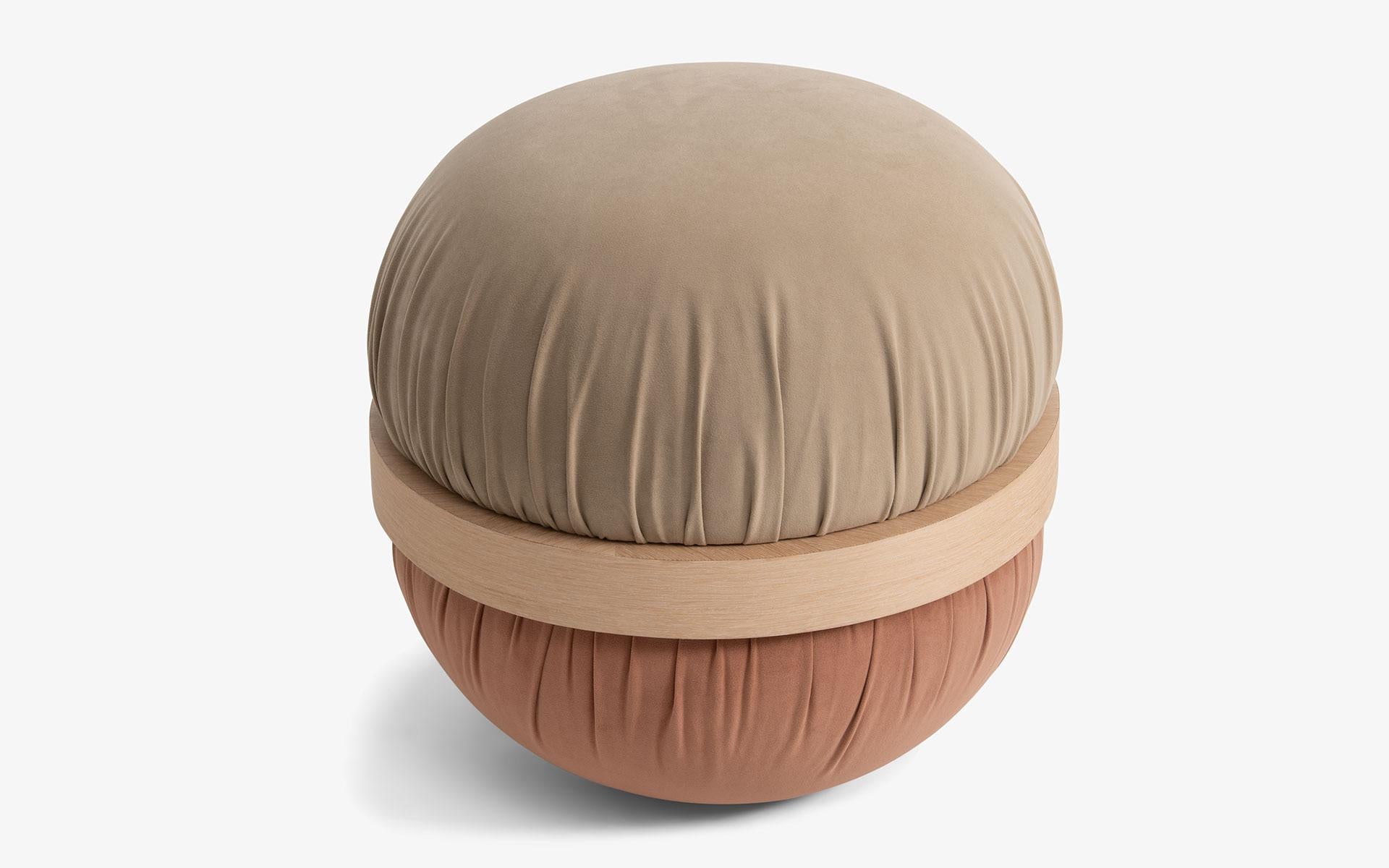 Sculpté à la main Dongo Pouf rembourré avec détails en bois et design contemporain en vente