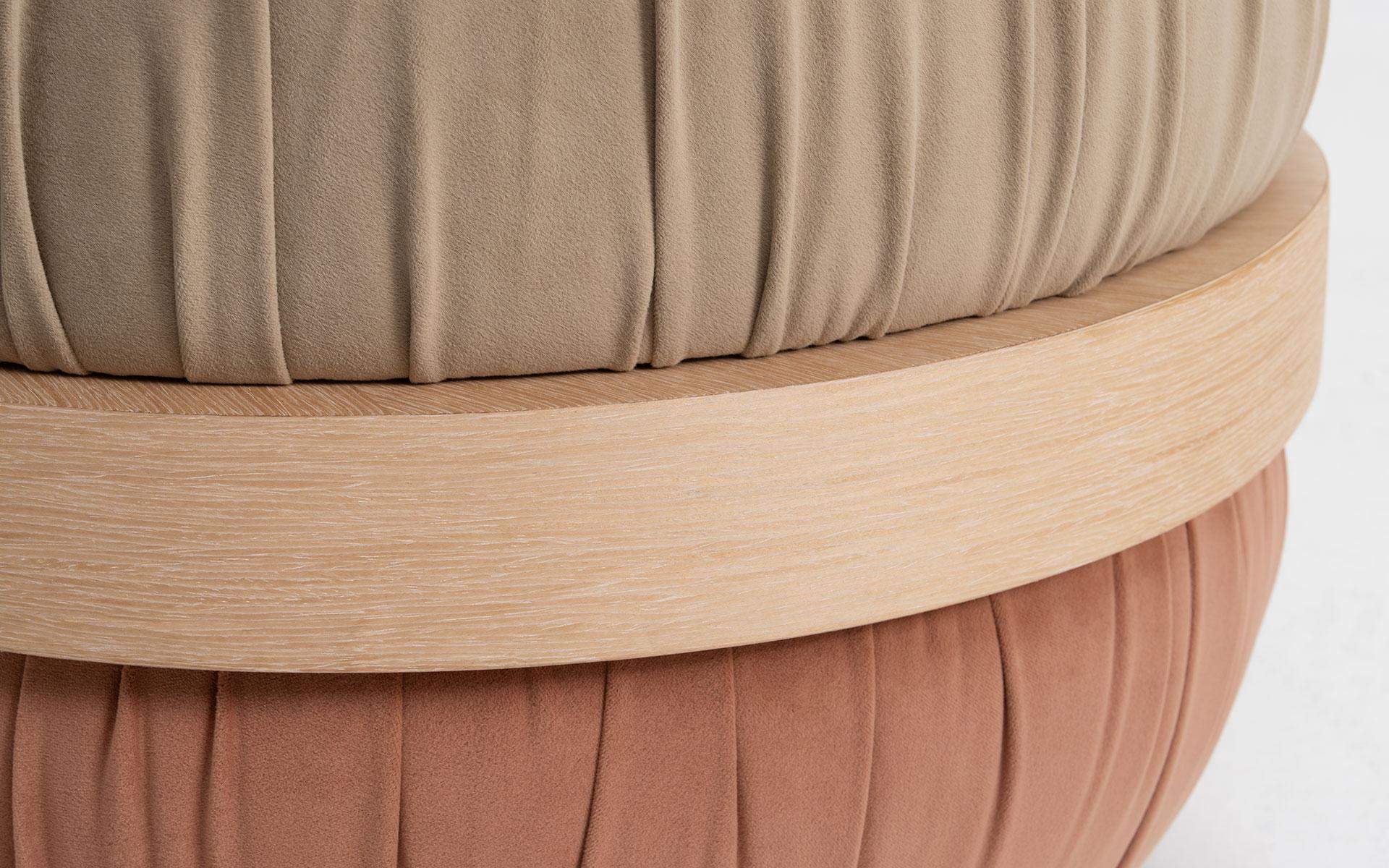 Dongo Pouf rembourré avec détails en bois et design contemporain Neuf - En vente à İSTANBUL, TR