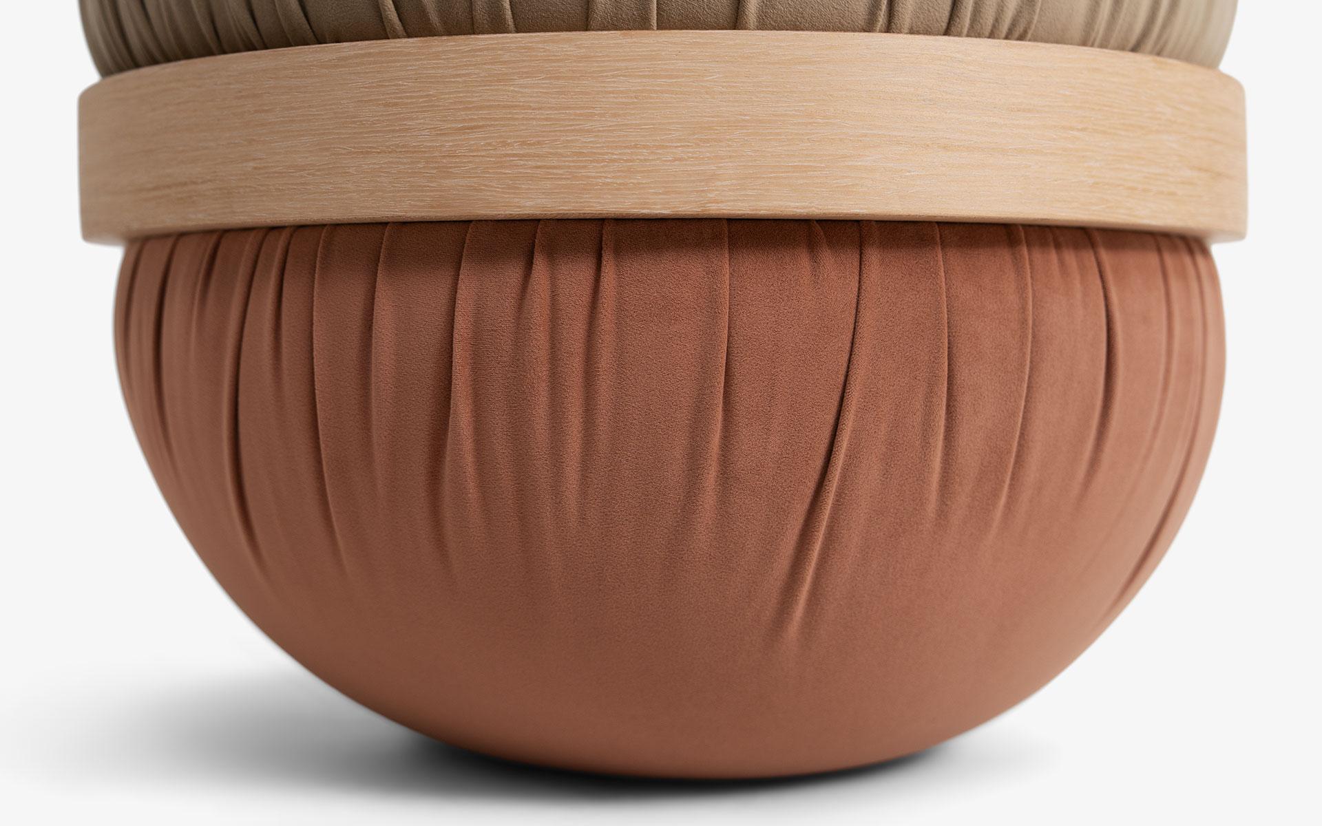 XXIe siècle et contemporain Dongo Pouf rembourré avec détails en bois et design contemporain en vente