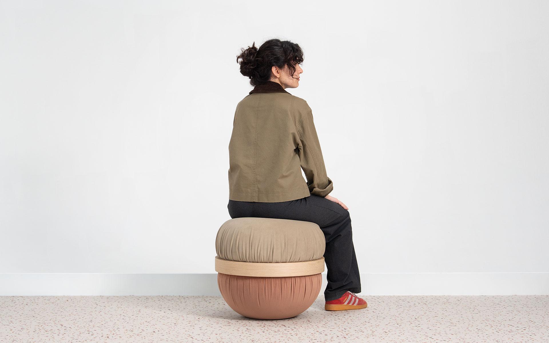 Tissu d'ameublement Dongo Pouf rembourré avec détails en bois et design contemporain en vente