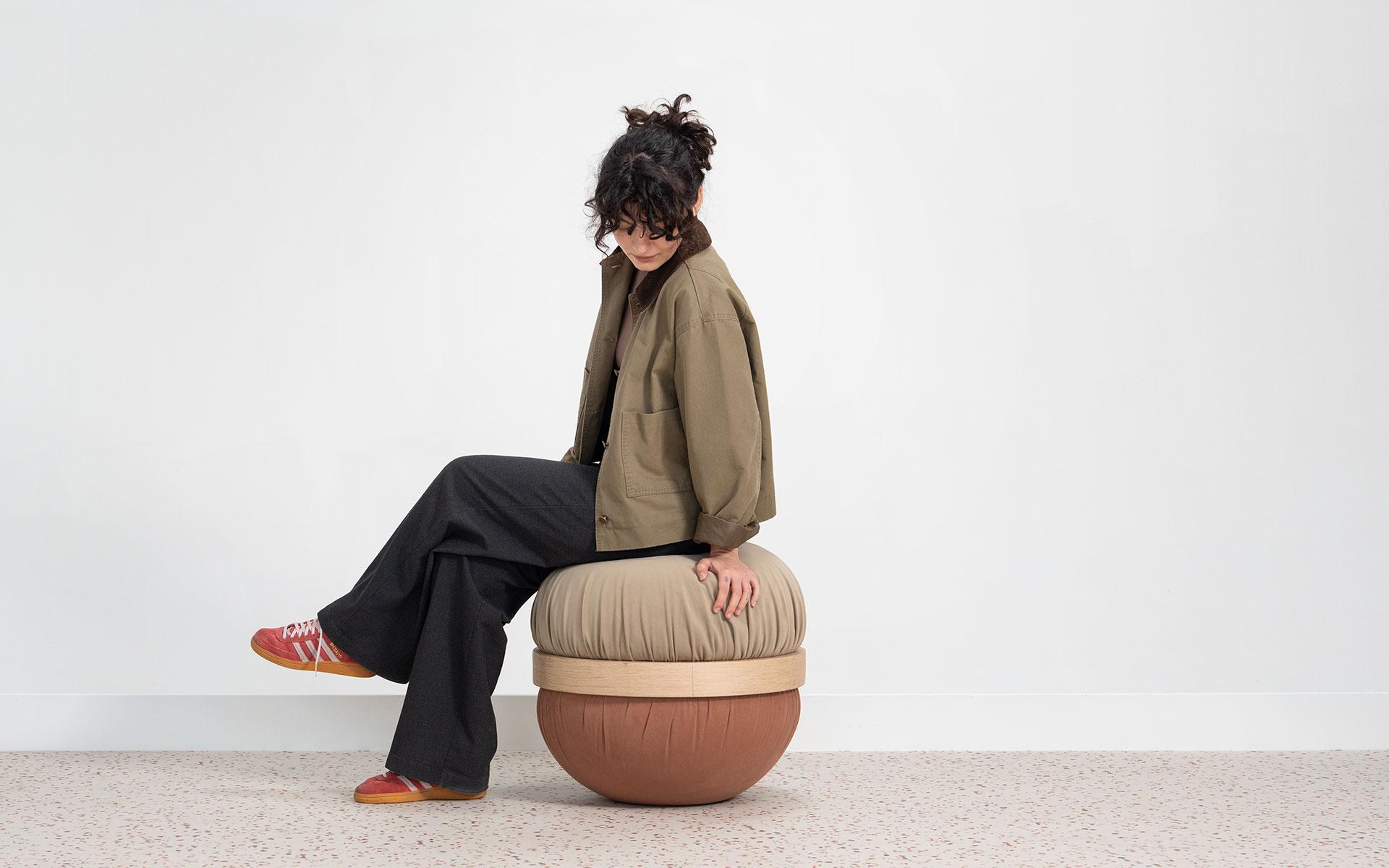 Dongo Pouf rembourré avec détails en bois et design contemporain en vente 1