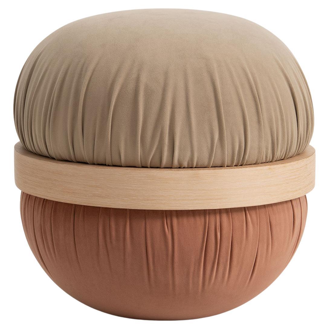 Dongo Pouf rembourré avec détails en bois et design contemporain en vente