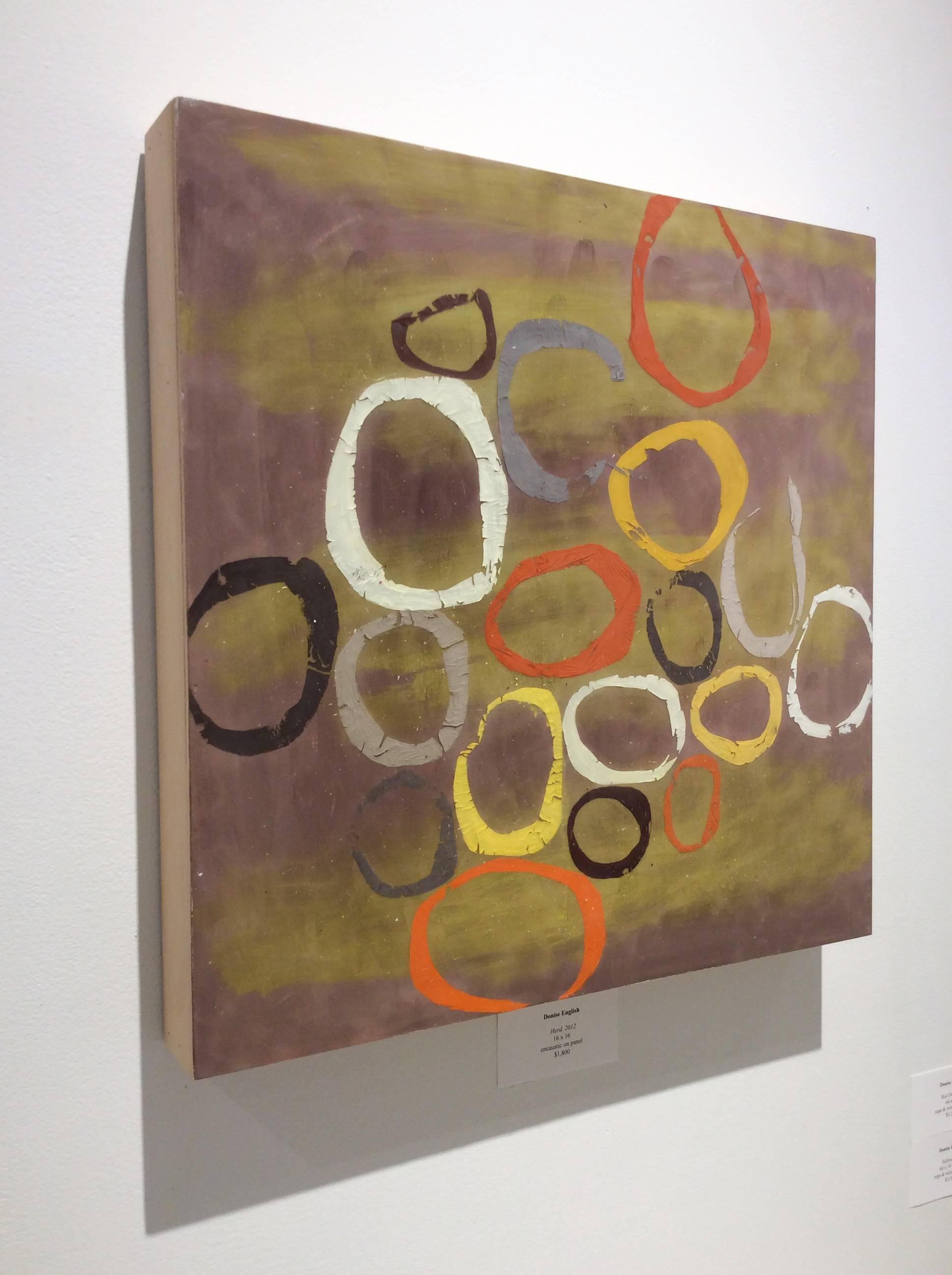 Herd (Abstrakte Enkaustik-Malerei in Olivgrün, grafische orangefarbene Kreise) im Angebot 2