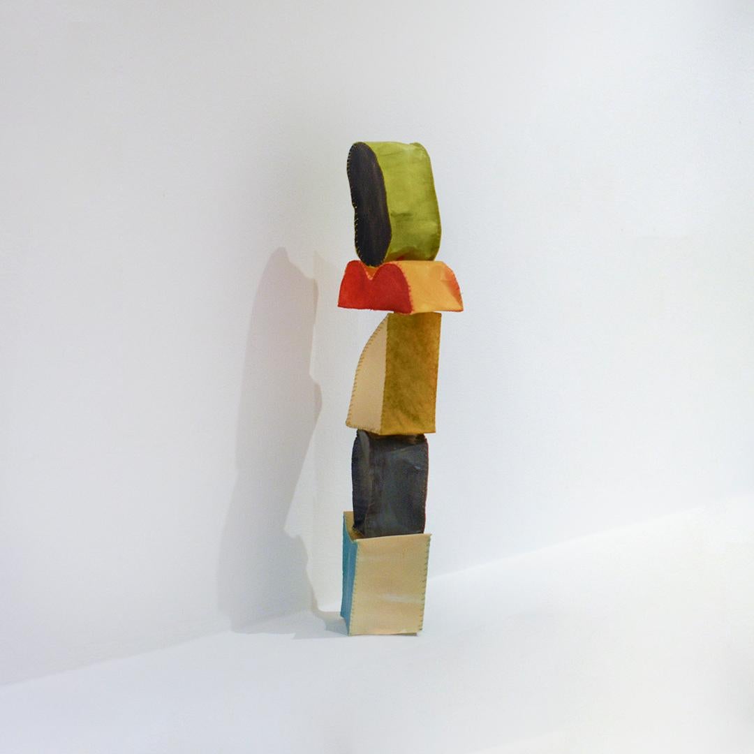 Play Tower #3 (Colorful Abstract Standing Sculpture in Blau, Beige, Rot & Schwarz) im Angebot 1