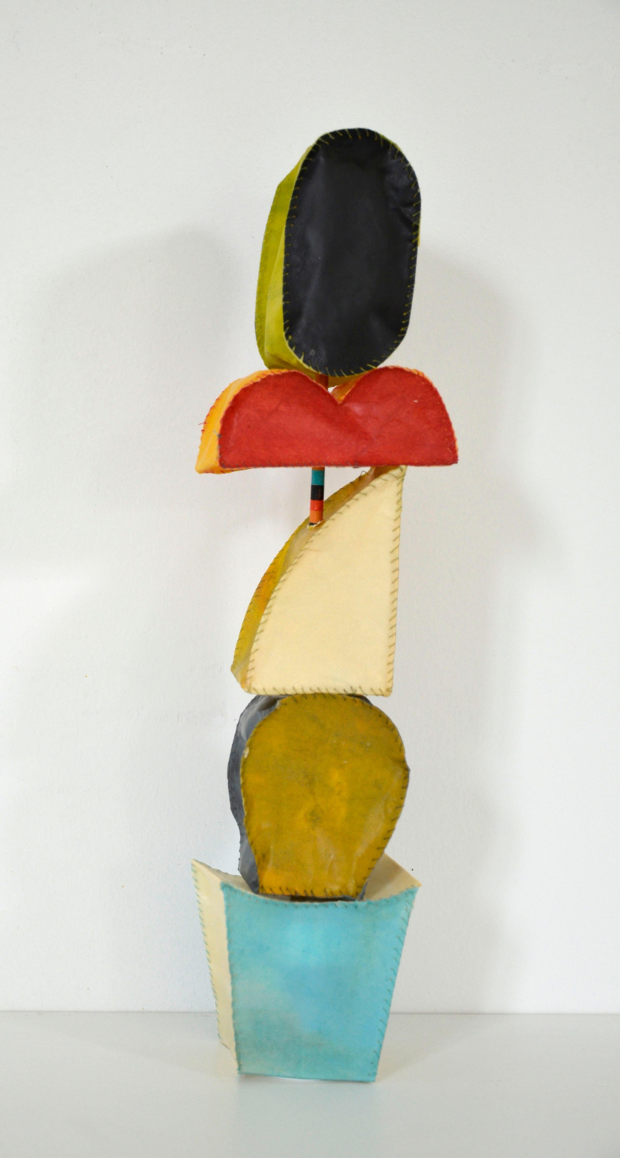 Play Tower n° 3 : Sculpture abstraite colorée sur pied en bleu, beige, rouge et noir