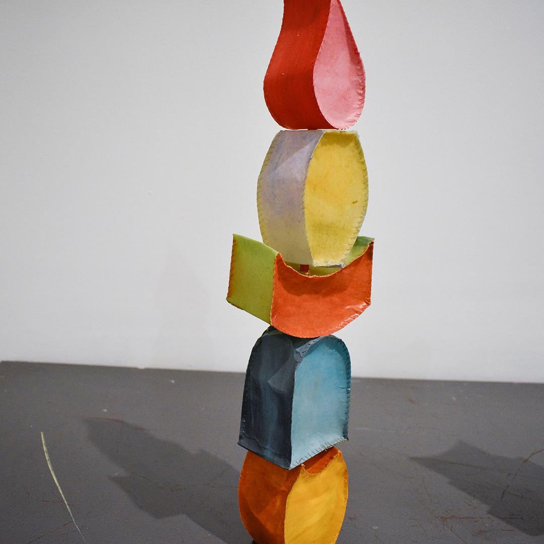 Play Tower #9 (sculpture abstraite colorée debout en bleu ciel, rose et orange) - Abstrait Mixed Media Art par Donise English