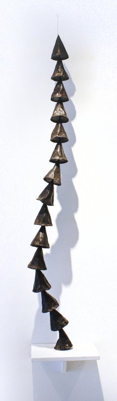 Cones noires sans titre (sculpture monochrome étroite et étroite en papier et en cire)