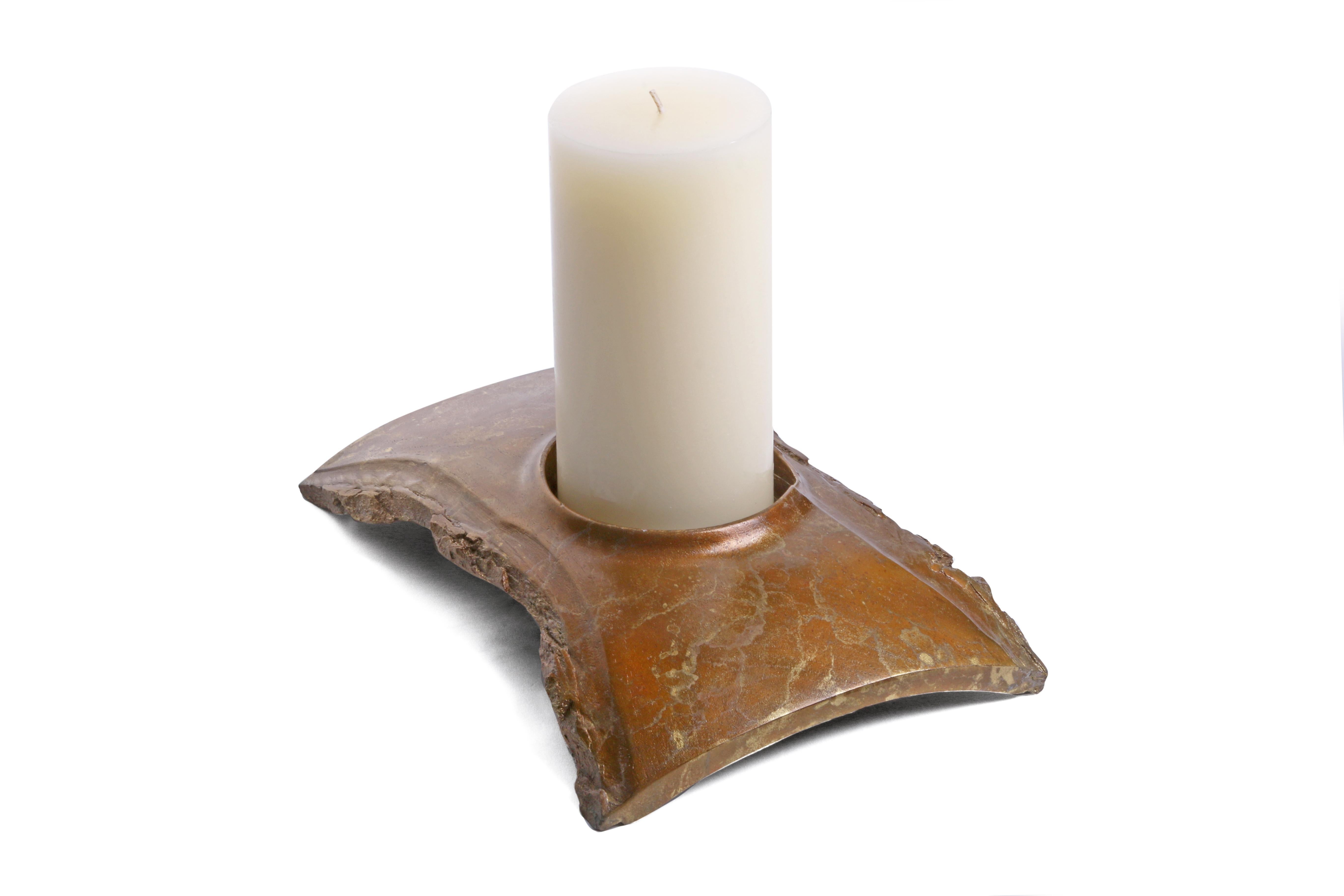 Introduci un'aura di raffinata eleganza nel tuo spazio con i nostri eccezionali portacandele Donn, dove il minimalismo contemporaneo incontra la maestria artigianale. Questi portacandele scultorei incarnano una semplicità sofisticata grazie alle