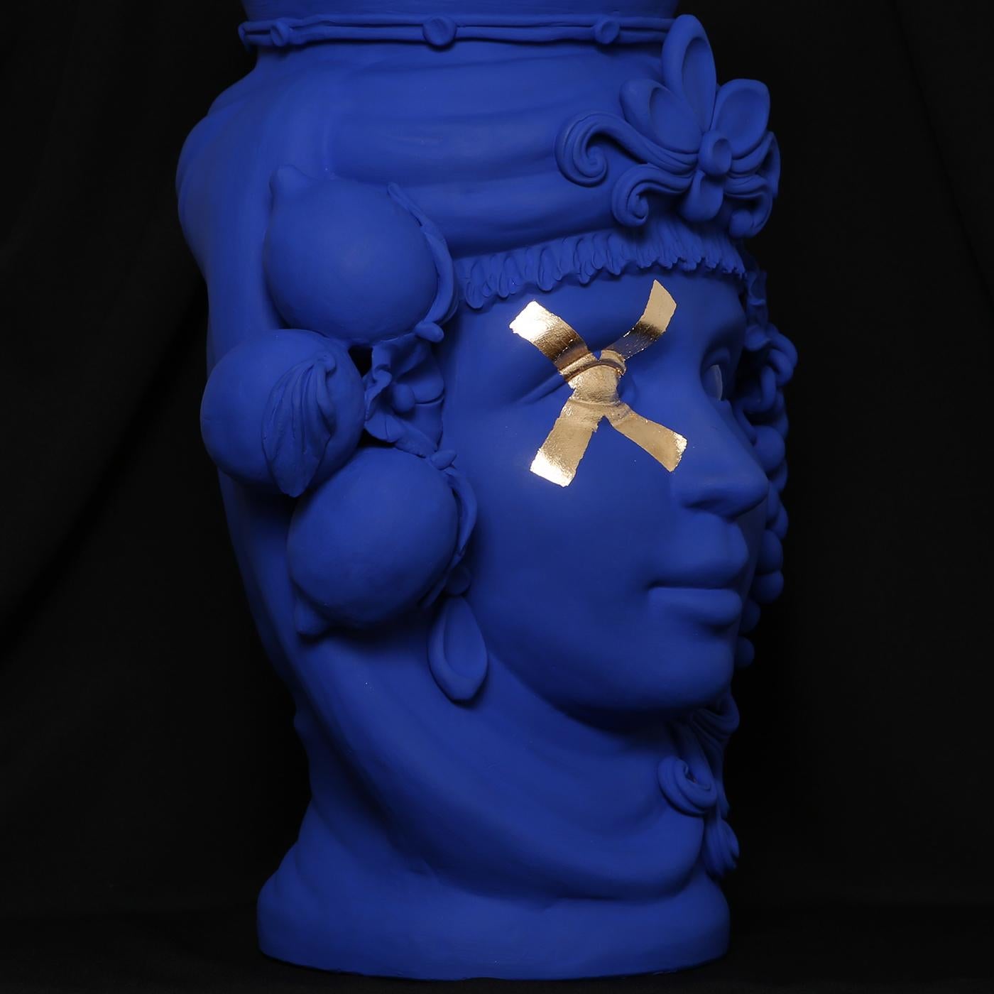 Audaz en su sencillez, este jarrón antropomorfo de terracota es un homenaje icónico a la rica historia morisca de Sicilia. Representando la elegancia señorial de una dama morisca, el arte de la pieza se ejemplifica en los intrincados detalles del