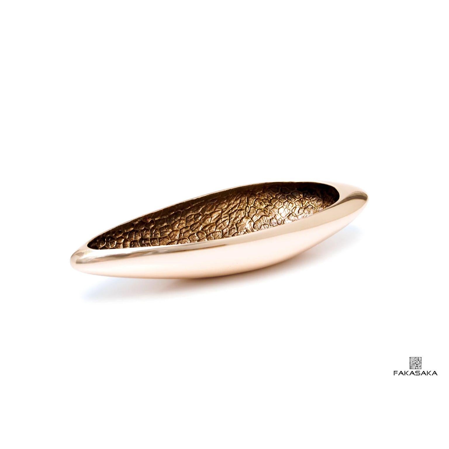 Donna bowl by Fakasaka Design
Dimensions: W 36 cm D 12 cm H 7 cm.
Materials: polished bronze.

 FAKASAKA is a design company focused on production of high-end furniture, lighting, decorative objects, jewels, and accessories.

 Established in 2007,