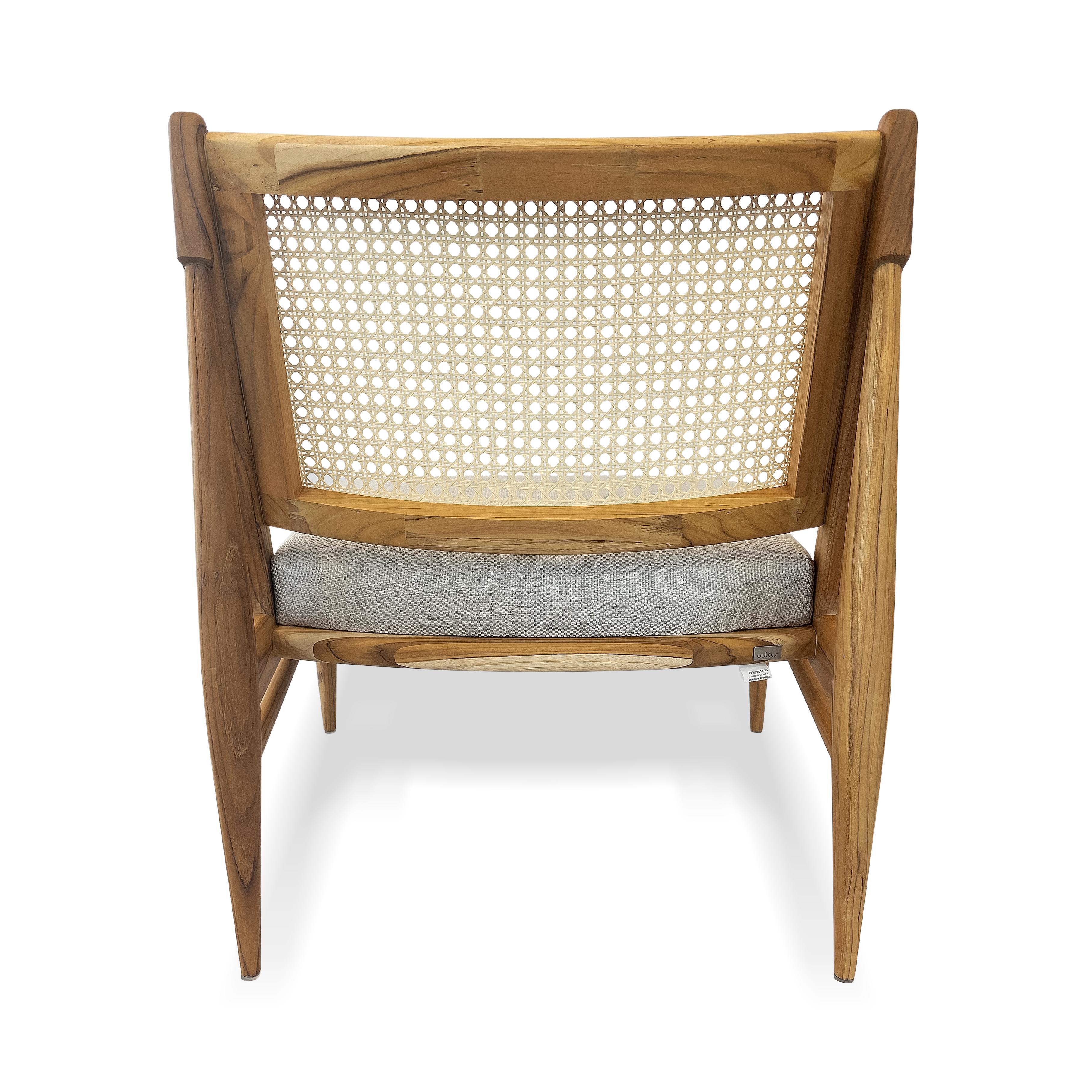 XXIe siècle et contemporain Chaise Donna à dossier canné en bois de teck avec assise en tissu beige clair en vente