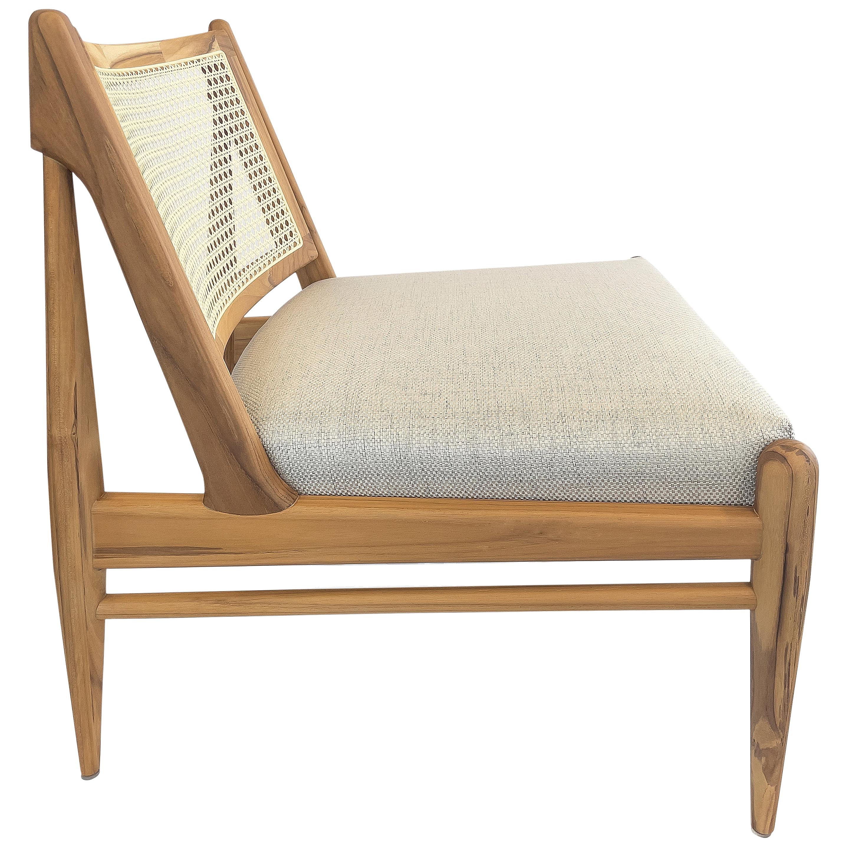 La chaise Donna est une nouvelle façon de se détendre avec sa finition en bois de teck, le tissu beige clair qui recouvre son assise et son magnifique dossier en rotin. Cette chaise a été conçue par notre équipe d'Uultis Design afin d'offrir un