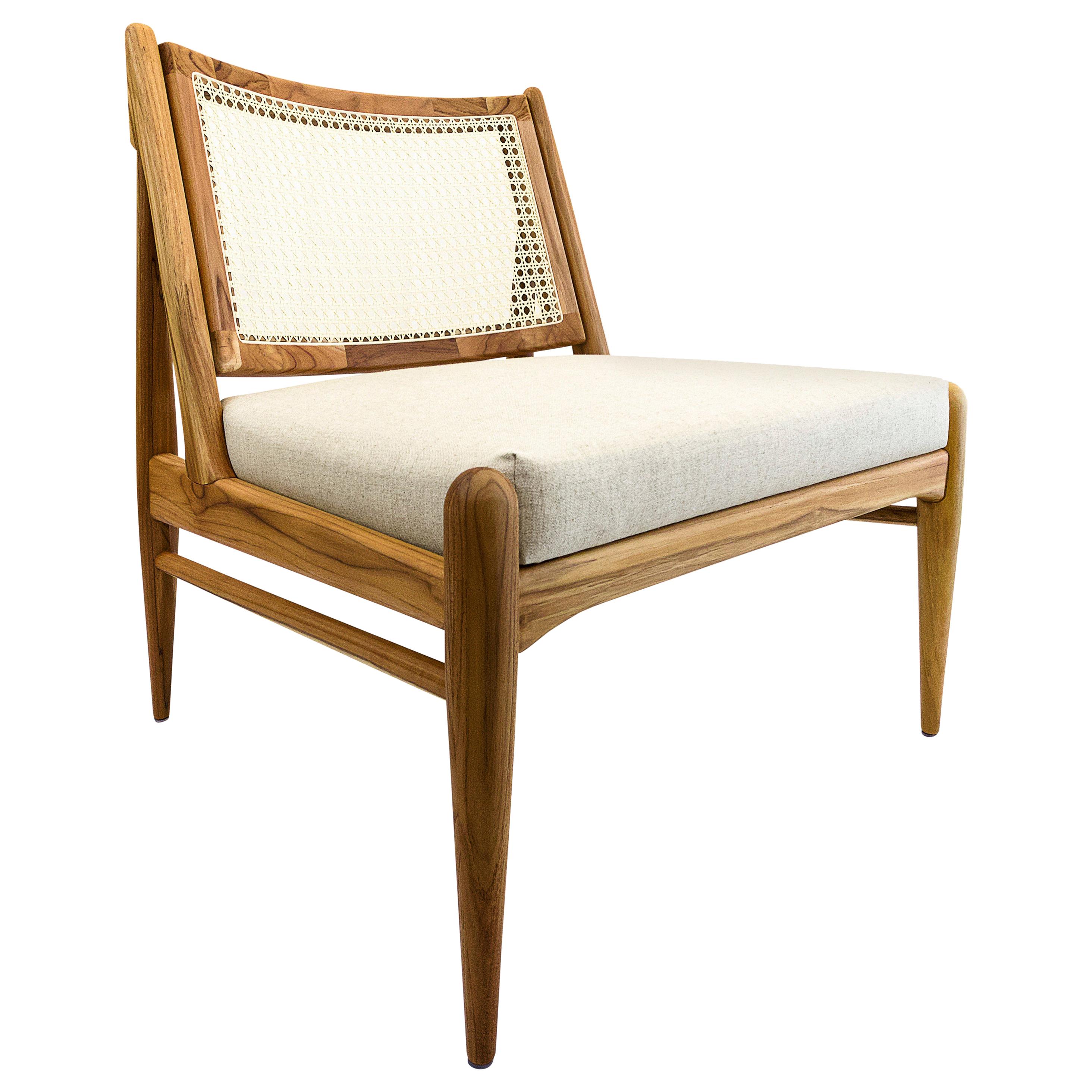 La chaise Donna est une nouvelle façon de se détendre grâce à sa finition en bois de teck, au tissu avoine rembourré qui recouvre son assise et à son magnifique dossier en rotin. Cette chaise a été conçue par notre équipe d'Uultis Design afin