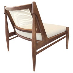Silla con Respaldo de Caña Natural Acabado Nogal y Tela Avena - Colección Donna