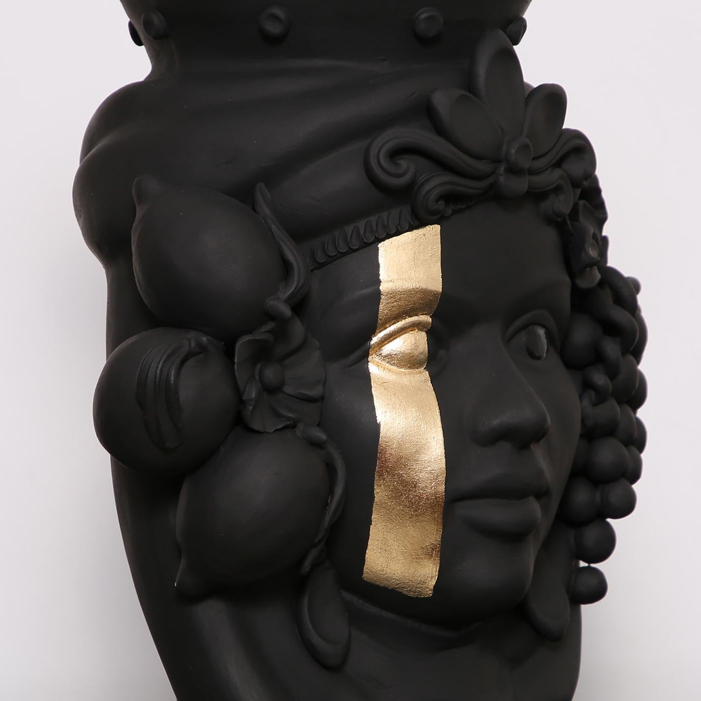 Ode captivante à l'artisanat traditionnel et à la sensibilité moderne, ce vase anthropomorphe représentant une femme sicilienne rappelle la grandeur de la Sicile sous domination arabe. Fabriquée avec soin par le maître céramiste Stefania Boemi,