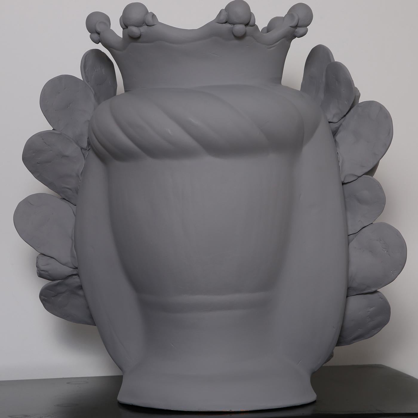 D'une grandeur et d'une beauté traditionnelles, cet exceptionnel vase maure représentant une femme est fabriqué selon l'ancienne tradition sicilienne de la terre cuite. Ce vase anthropomorphe est exceptionnel dans ses détails, révélés par la coiffe