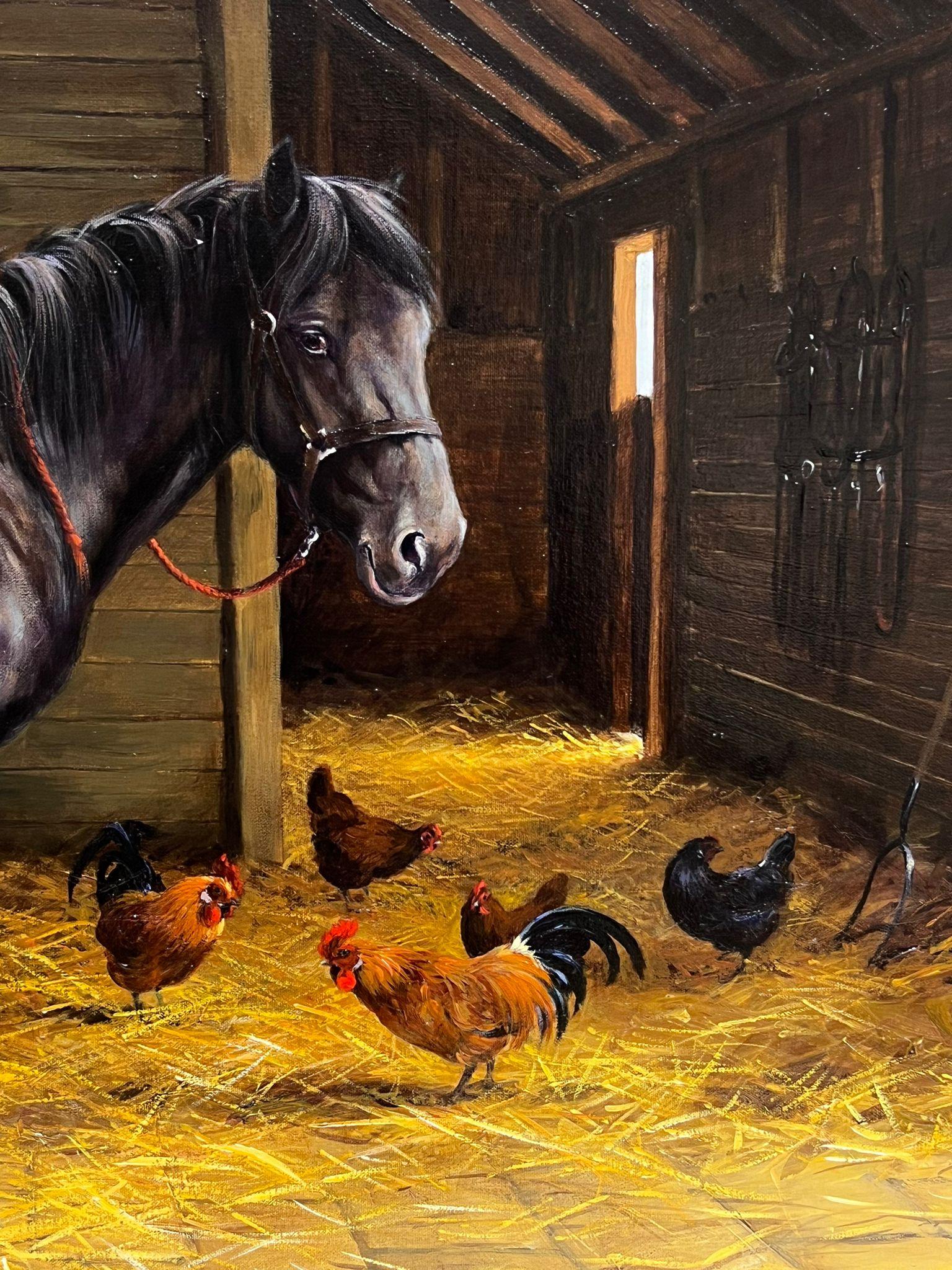 Grande dipinto ad olio equestre inglese Cavallo in stalla con galline firmato olio - Animal Painting Nero di Donna Crawshaw