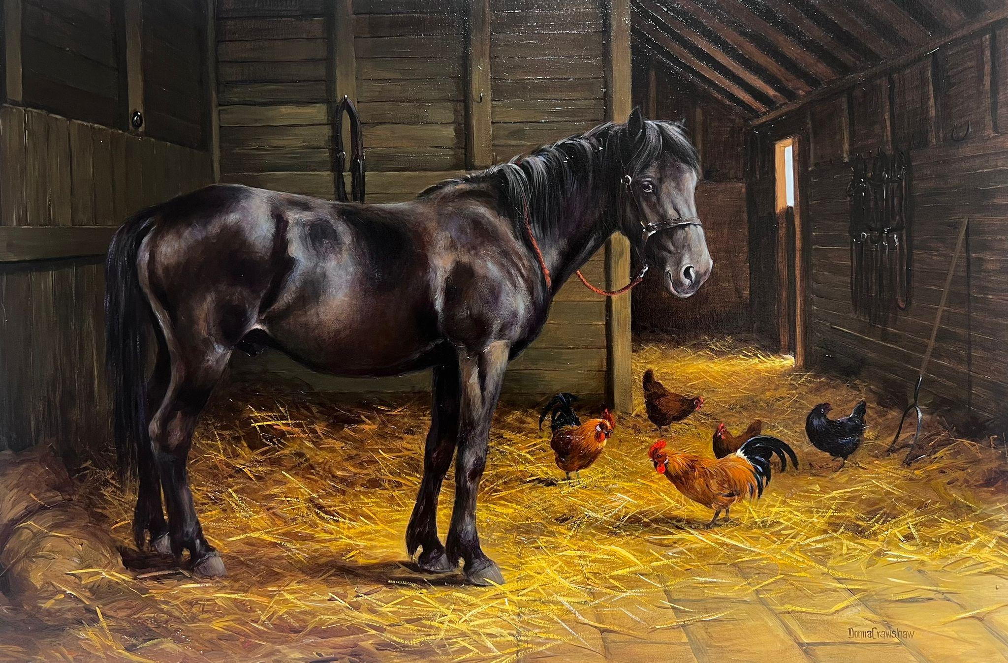 Grande peinture à l'huile anglaise représentant un cheval dans une écurie avec des poulets, signée