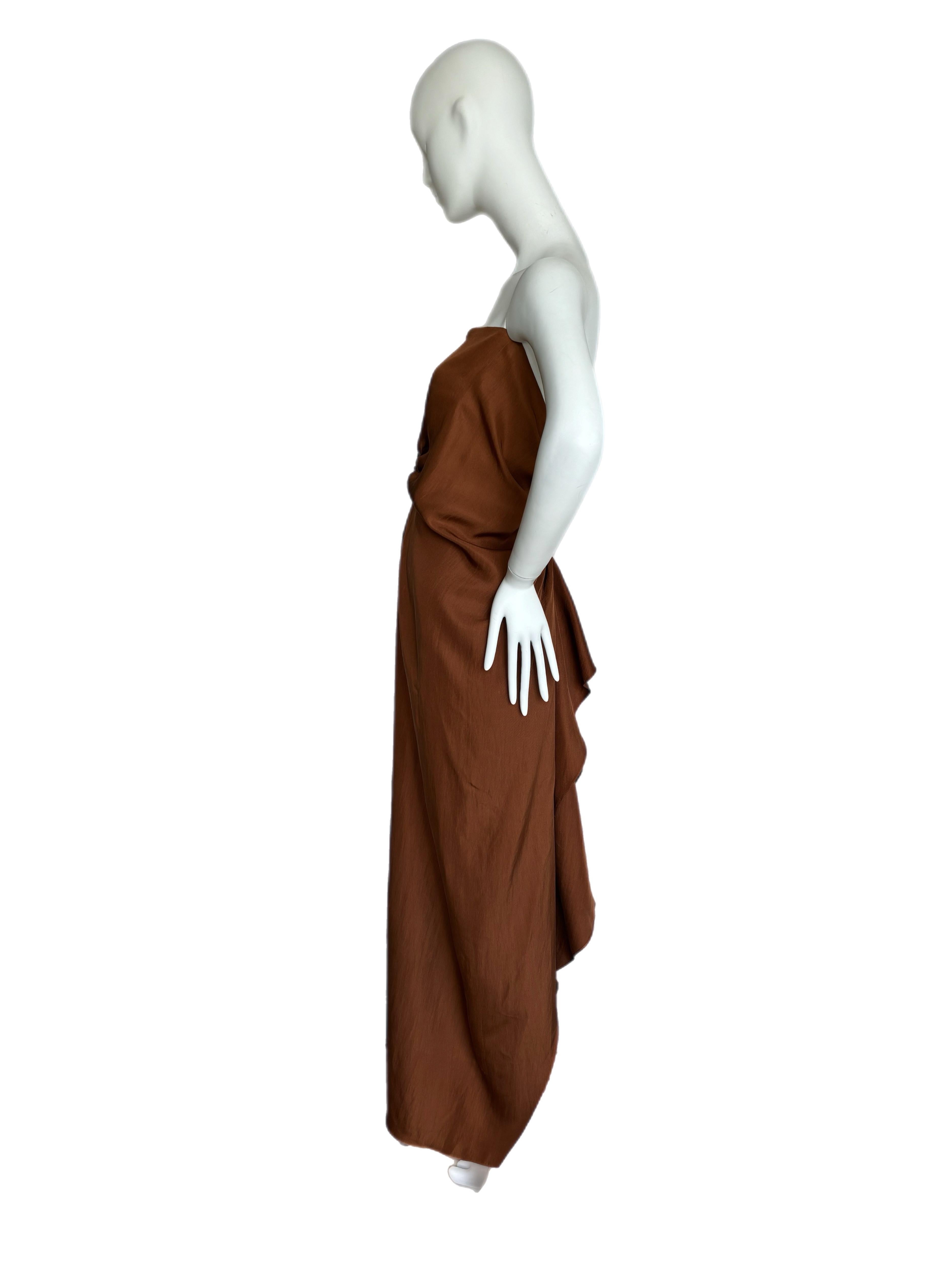 Donna Karan
Vintage
1985-mid 90's
100% Silk
Rich copper brown, identical to the pictures
Excellent condition, no flaws
Size USA 8, probably fits like a 6/8

On the mannequin, I tucked the top part ever so slightly into her armpits, so that the dress
