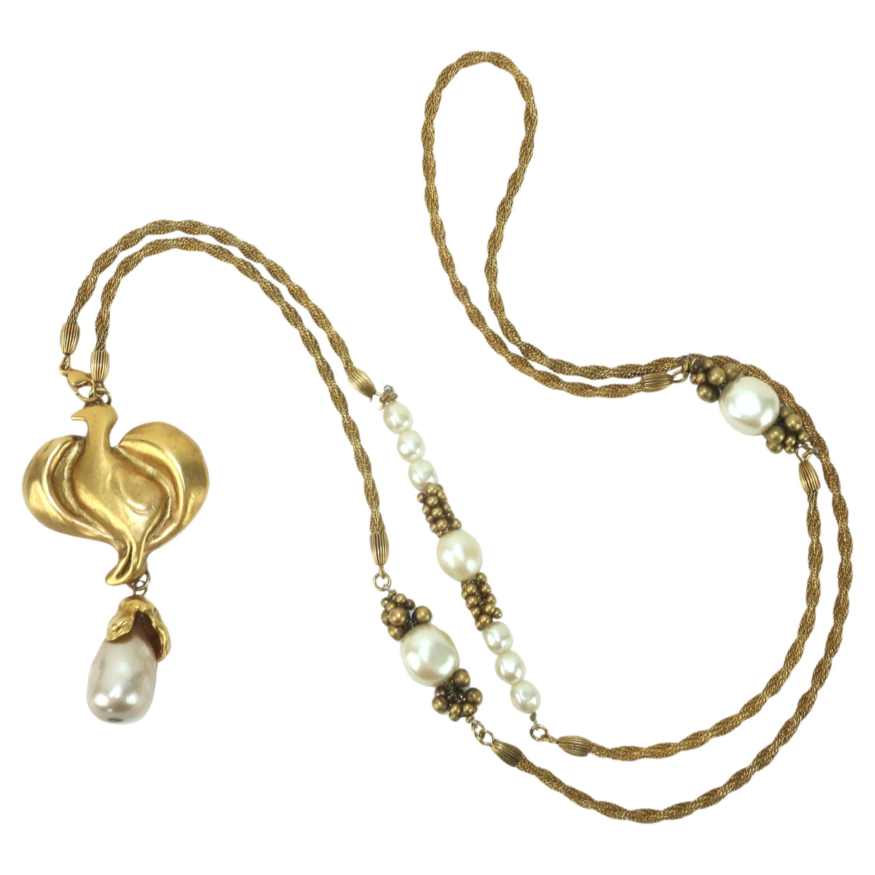 Donna Karan, collier pendentif oiseau en or avec perles baroques attribuée en vente