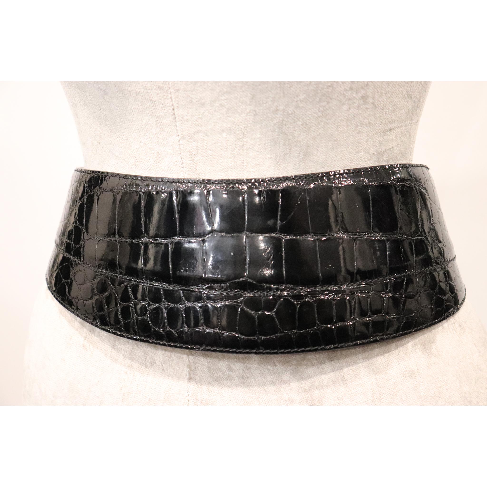 Donna Karan Black Alligator Belt Size Medium. Vintage belt from 1990s in excellent condition 

Measurements: 
Longest Length - 30 inches
Shortest Length - 28.9 inches 
Height - 3.5 inches 


