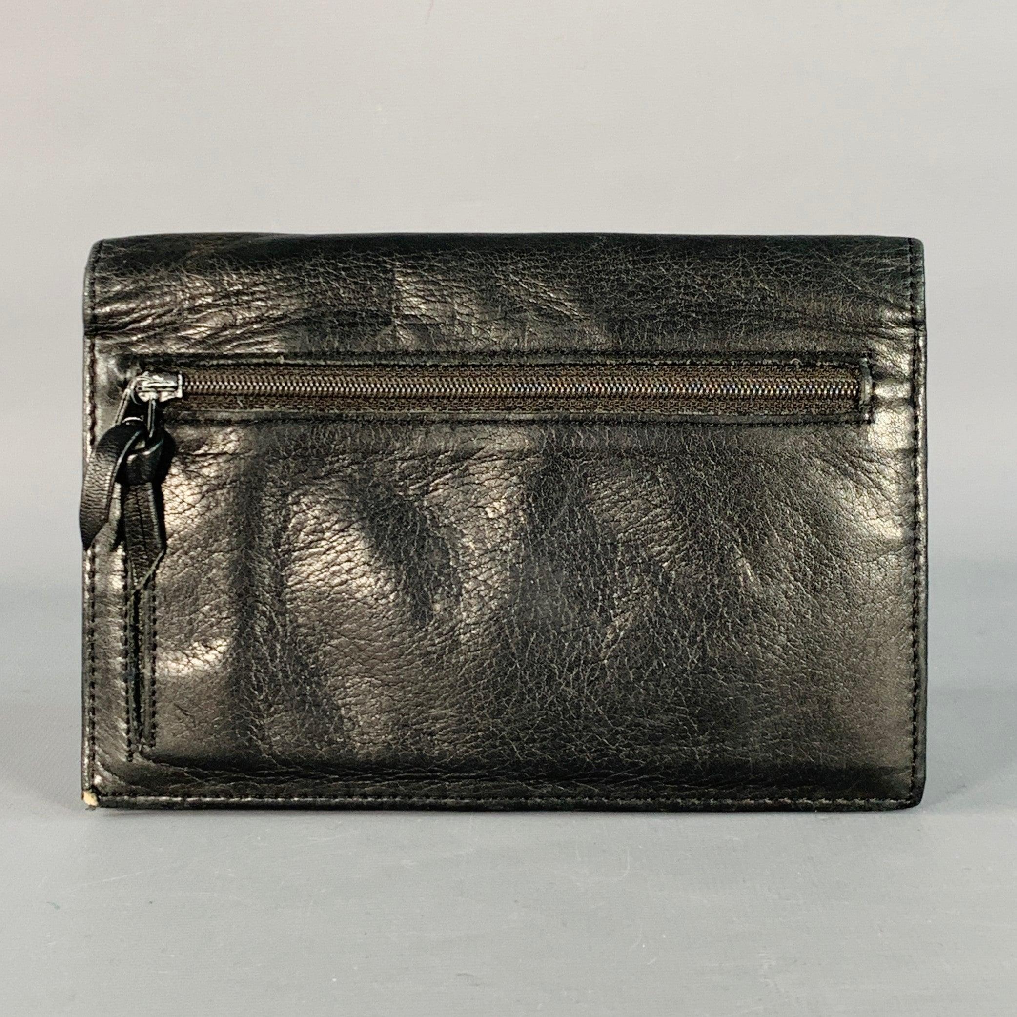 Portefeuille DONNA KARAN
en cuir noir, avec plusieurs fentes pour cartes et argent liquide, et fermeture par clip en métal doré.Bon état d'usage. Signes d'usure modérés, en l'état. 

Mesures : 
  Longueur : 6,5 pouces Largeur : 4,5 pouces 
  
  

