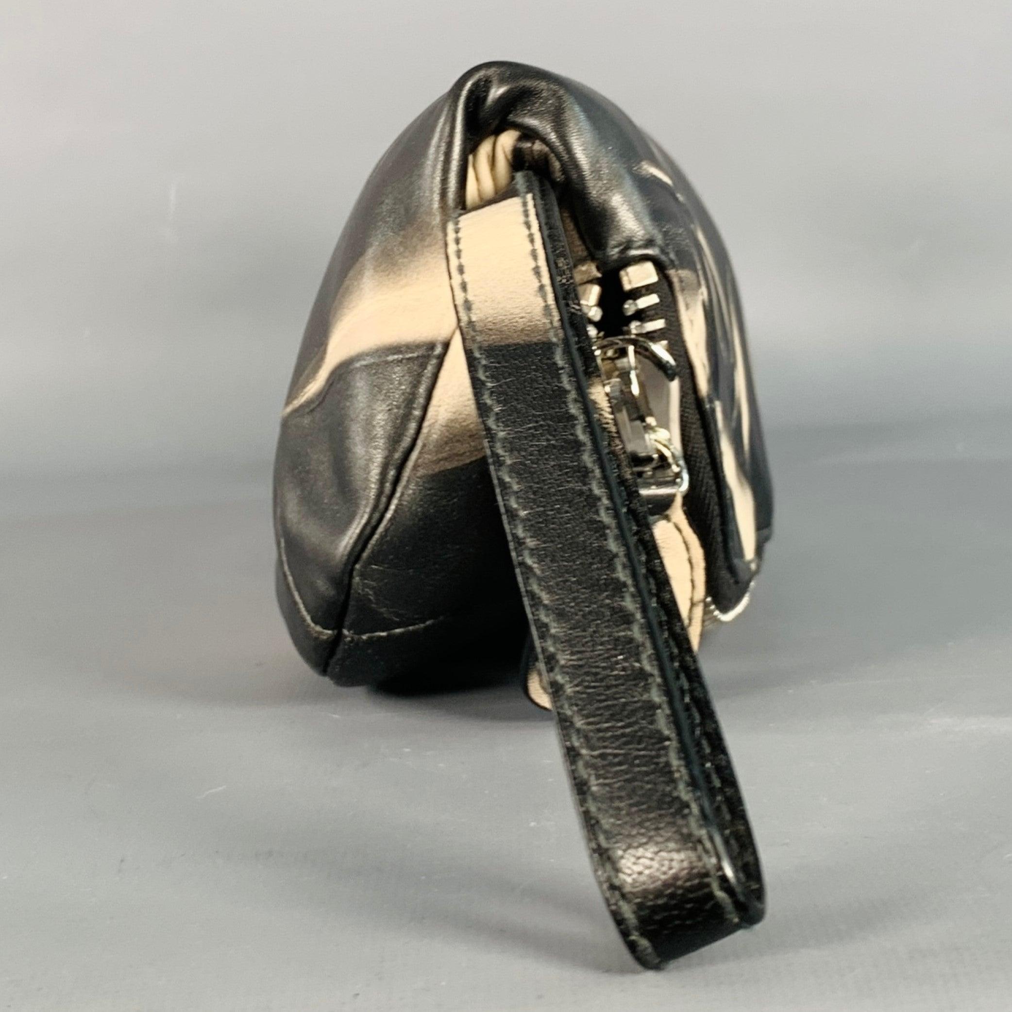 DONNA KARAN Kupplung
aus schwarzem und grauem Leder mit marmoriertem Muster, Armband und Reißverschluss mit Magneten. Sehr guter, gebrauchter Zustand. Einige Knicke im Leder. 

Abmessungen: 
  Länge: 10,5 Zoll Höhe: 5,75 Zoll 
  
  
 
Sui
