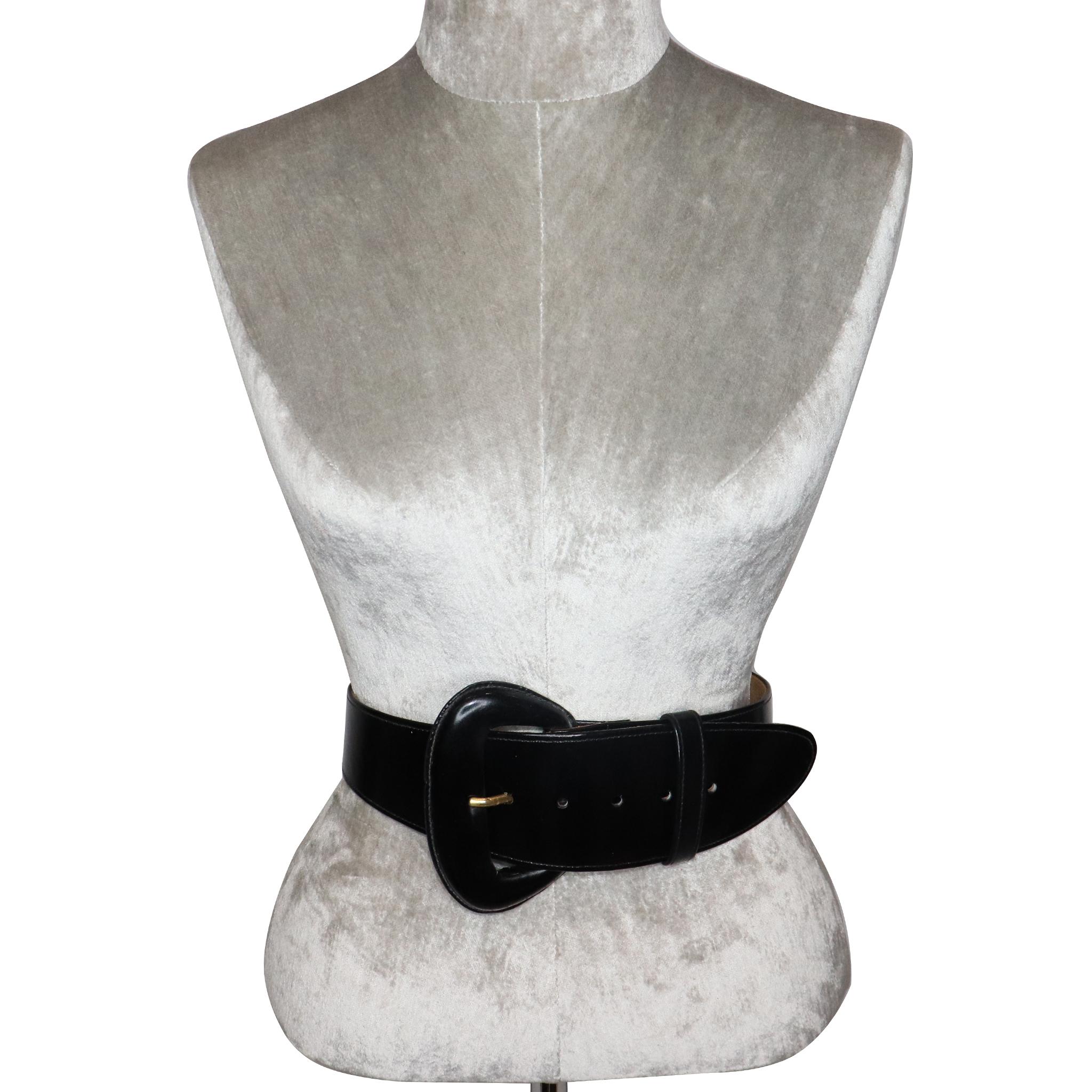 Donna Karan Black High Gloss Box Leather Belt w/ Oval Buckle Circa 1990s. In excellent condition 
Natural aging to the leather  

Measurements-

Longest length: 29.5 Inches
Shortest length: 25.5 inches 