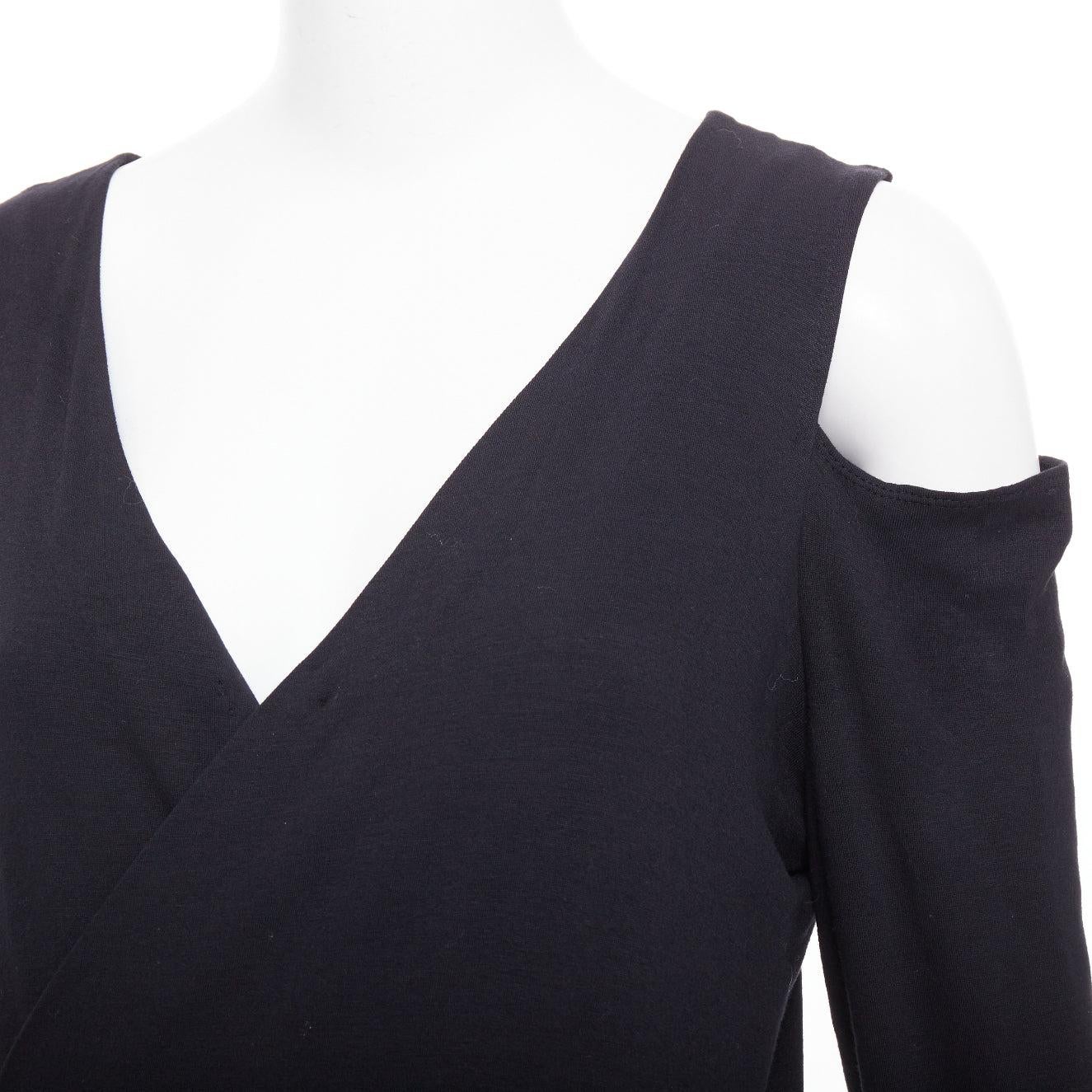 Donna Karan, abito in jersey nero a spalla fredda e manica lunga con drappeggio laterale L
Riferimento: JHDN/A00126
Marchio: Donna Karan
Materiale: Viscosa, misto
Colore: nero
Modello: Tinta unita
Chiusura: Slip On
Prodotto in: