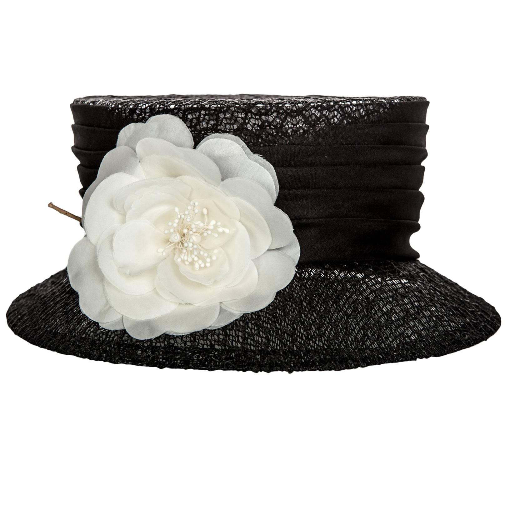Donna Karan Sombrero de Majorette de Encaje Negro con Acento Floral Marfil en venta