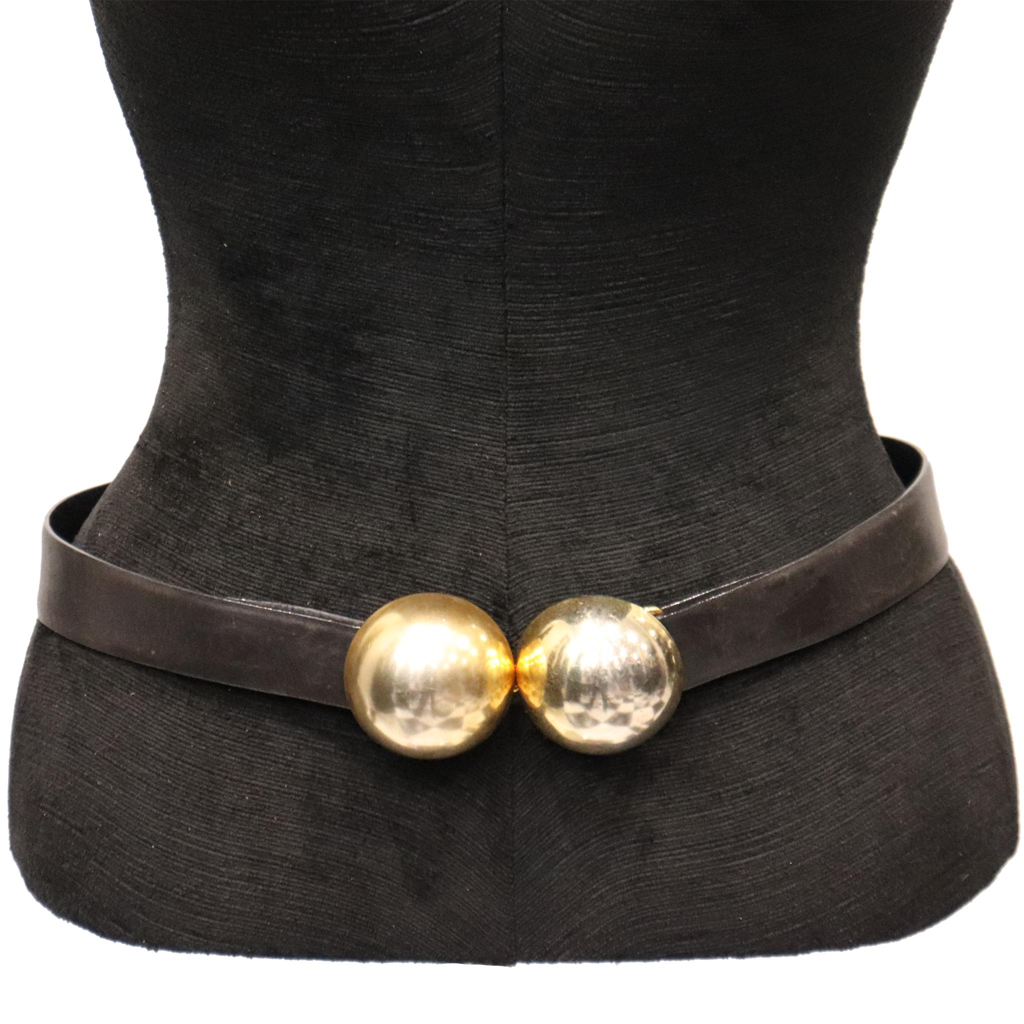 Donna Karan, schwarzer Ledergürtel mit 2 großen goldenen Kugeln, Verschluss  (Schwarz) im Angebot