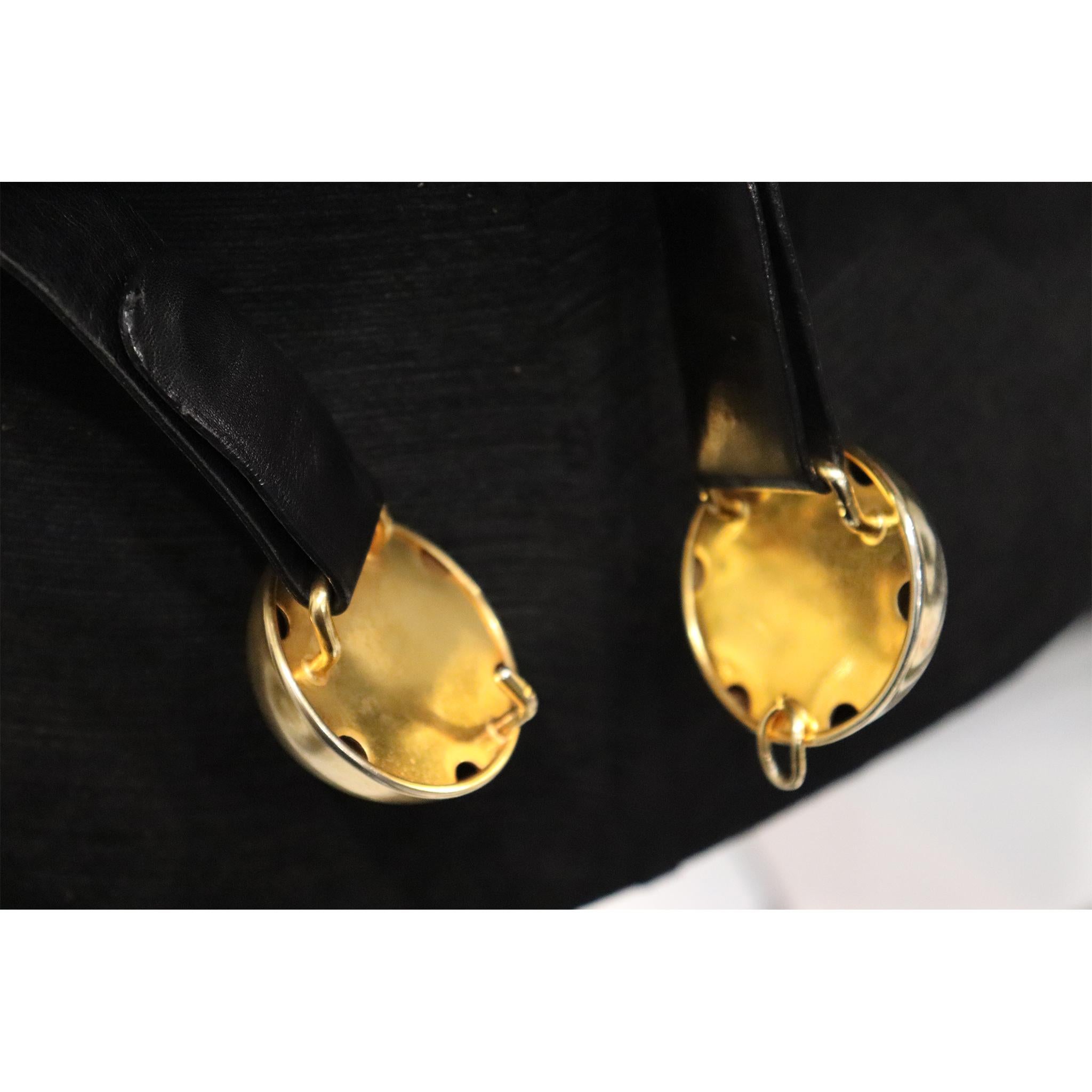 Donna Karan, schwarzer Ledergürtel mit 2 großen goldenen Kugeln, Verschluss  Damen im Angebot