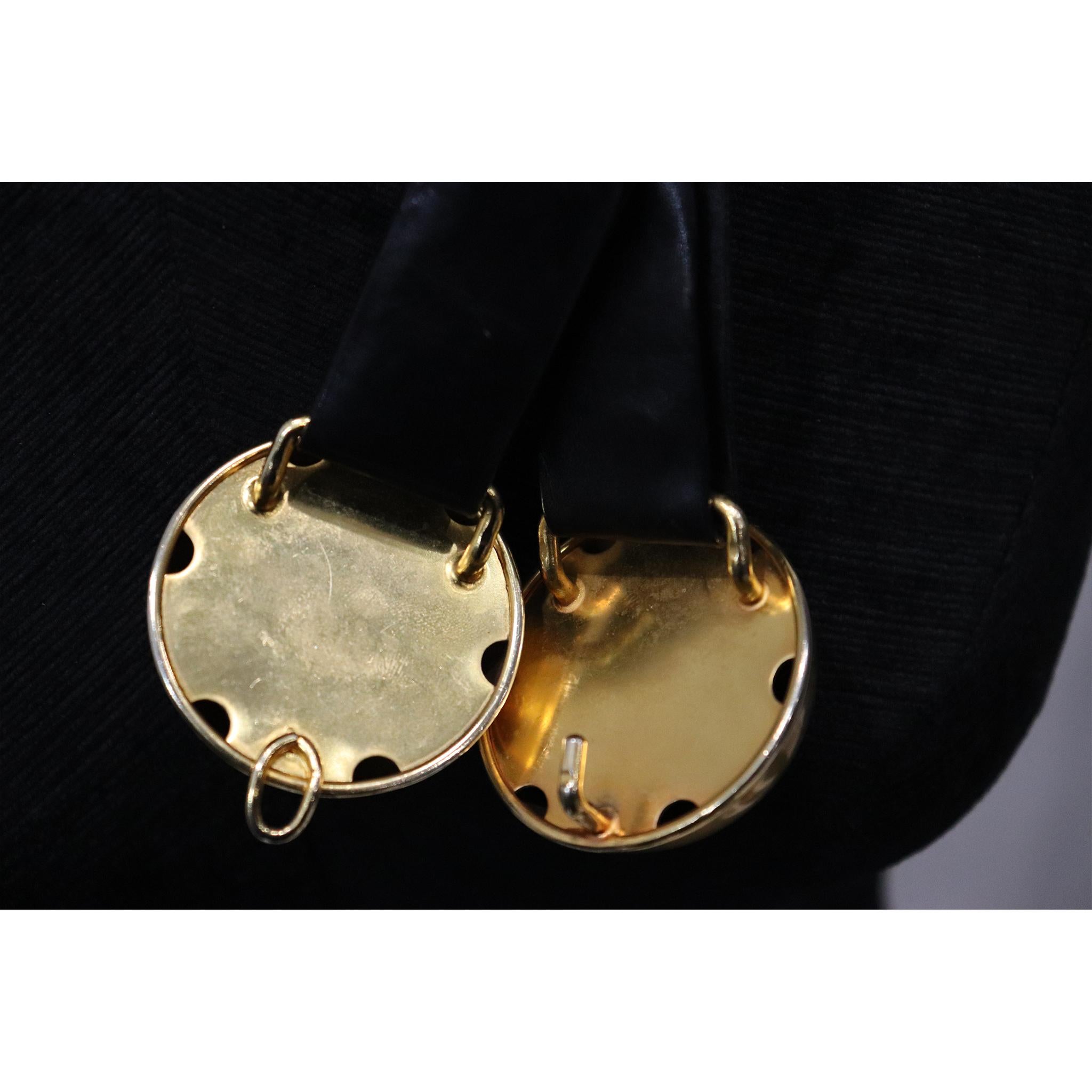 Donna Karan, schwarzer Ledergürtel mit 2 großen goldenen Kugeln, Verschluss  im Angebot 1