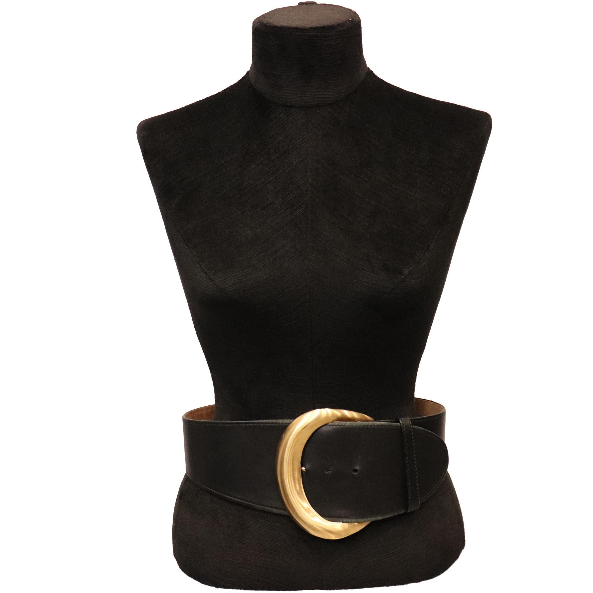 Donna Karan Black Leather Belt W/ Gold tone Buckle. In excellent condition,

Measurements:

Longest length - 29.5 inches
Shortest length - 27 inches
Width - 4 inches