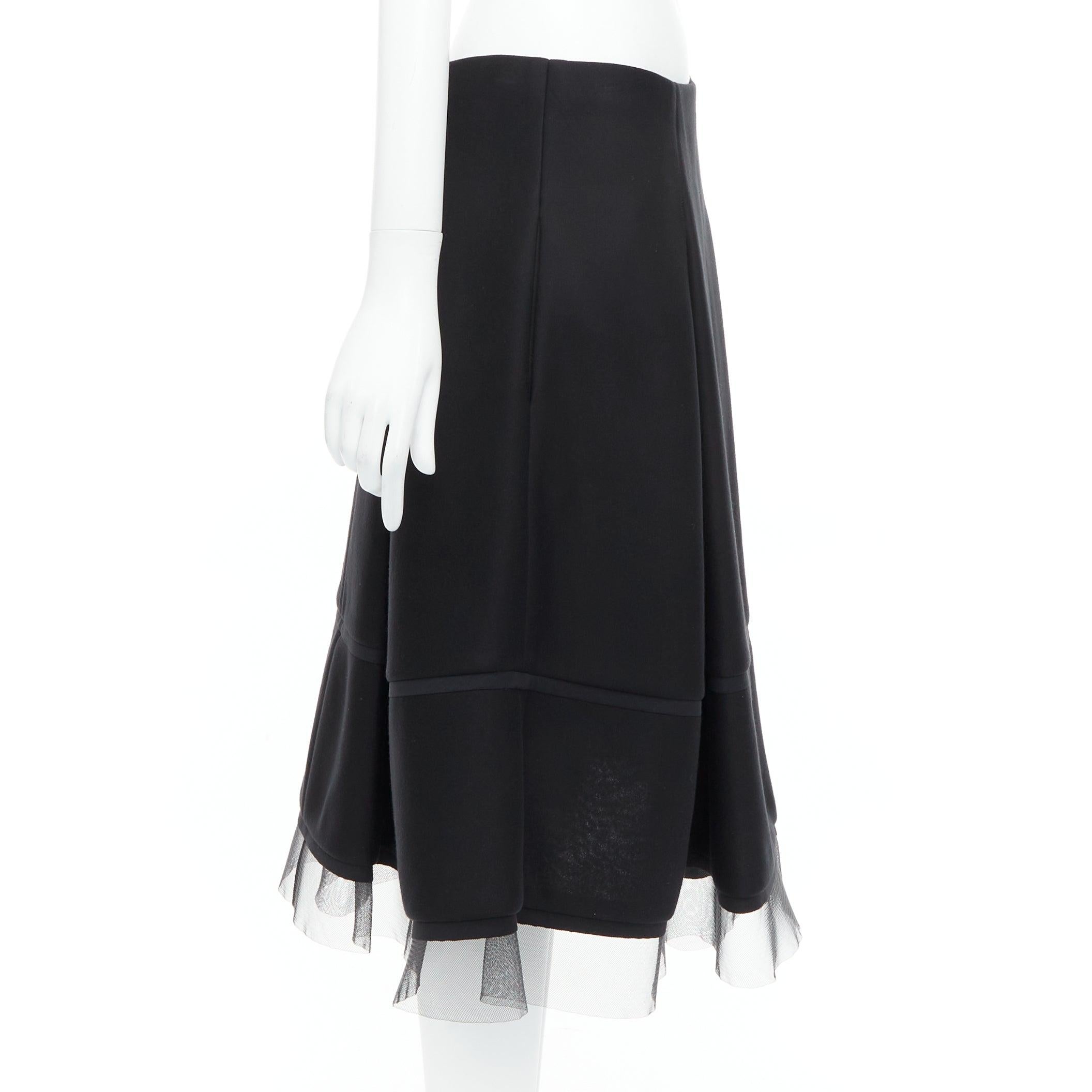 DONNA KARAN gonna a ruota in scuba nera, plissettata e con rifiniture in tulle a rete FR40 L. In condizioni ottime in vendita a Hong Kong, NT