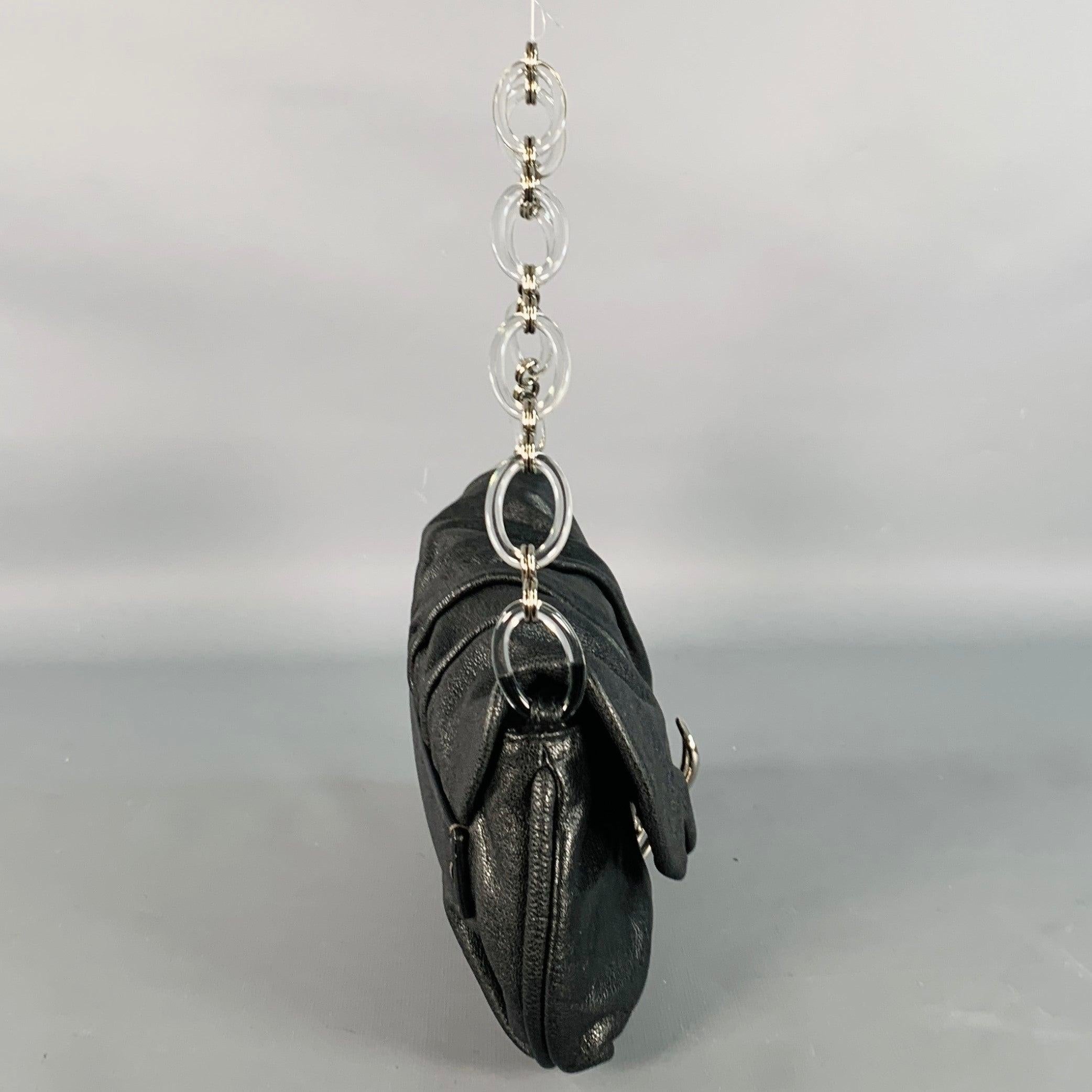 DONNA KARAN Handtasche
aus schwarzem Leder mit einem Schulterriemen aus durchsichtiger Acetatkette und einem silberfarbenen Metallverschluss. Wird mit Staubbeutel geliefert. Made in Italy. sehr guter gebrauchter Zustand. 

Abmessungen: 
  Länge: 10