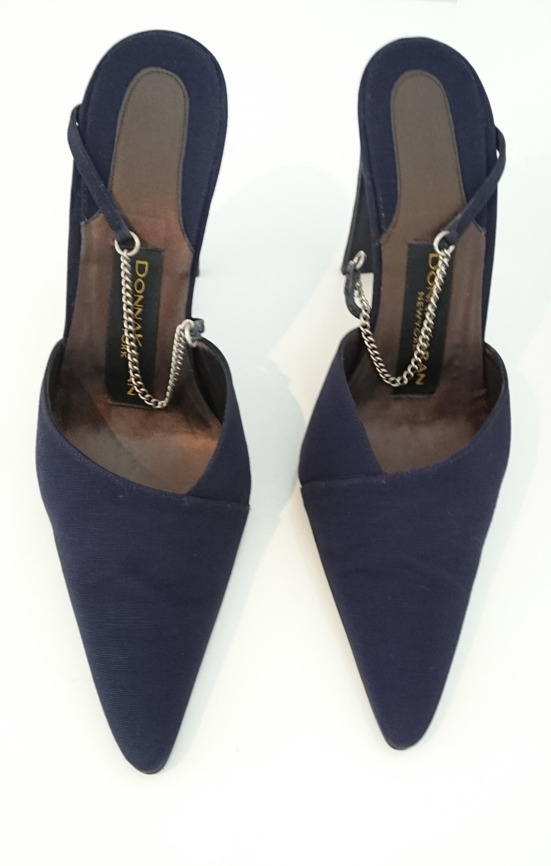 Donna Karan Blue Marine Silk Heels with Chain. Size 9 1/2 In Excellent Condition For Sale In Somo (Santander), ES