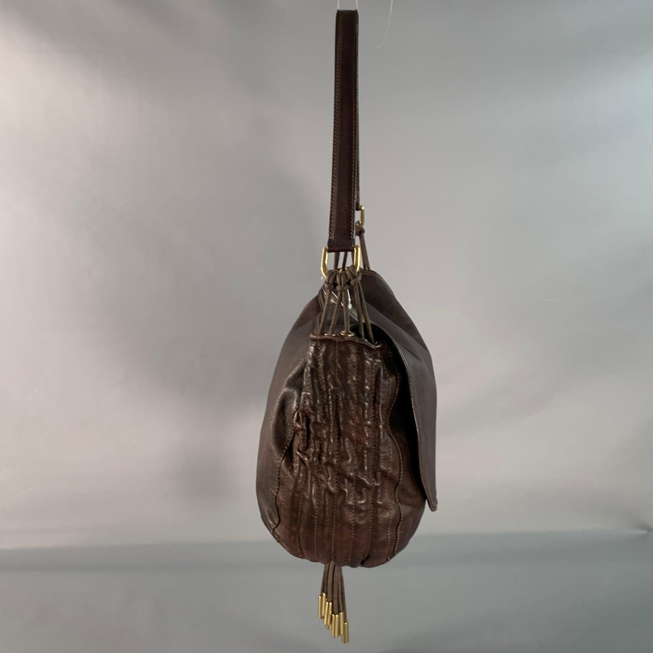 Borsa a tracolla DONNA KARAN in pelle marrone con finiture dorate e patta superiore.Ottime condizioni di utilizzo. 

Misure: 
  Lunghezza: 17 pollici Larghezza: 6 pollici Altezza: 14 pollici Altezza: 23 pollici 
  
  
 
Riferimento Sui Generis: