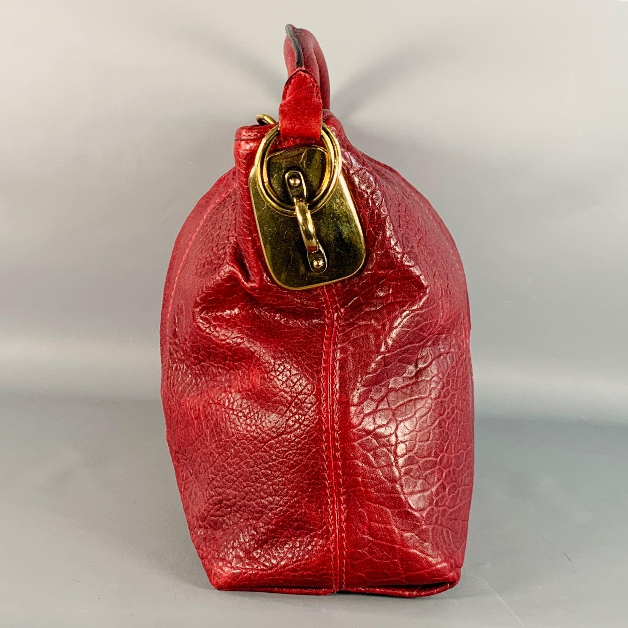 Sac à main DONNA KARAN
en cuir bordeaux, avec une poignée supérieure en cuir roulé, des ferrures en métal doré et une fermeture à glissière. Livré avec un sac à poussière. Très bon état d'occasion. 

Mesures : 
  Longueur : 16.25 pouces Largeur :