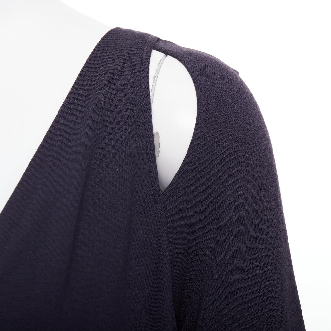 DONNA KARAN Anthrazitgraues Kleid mit V-Ausschnitt und langen Ärmeln mit kalten Schultern L
Referenz: JHDN/A00127
Marke: Donna Karan
MATERIAL: Viskose, Gemisch
Farbe: Grau
Muster: Solide
Verschluss: Slip On
Zusätzliche Details: Ausgeschnittene