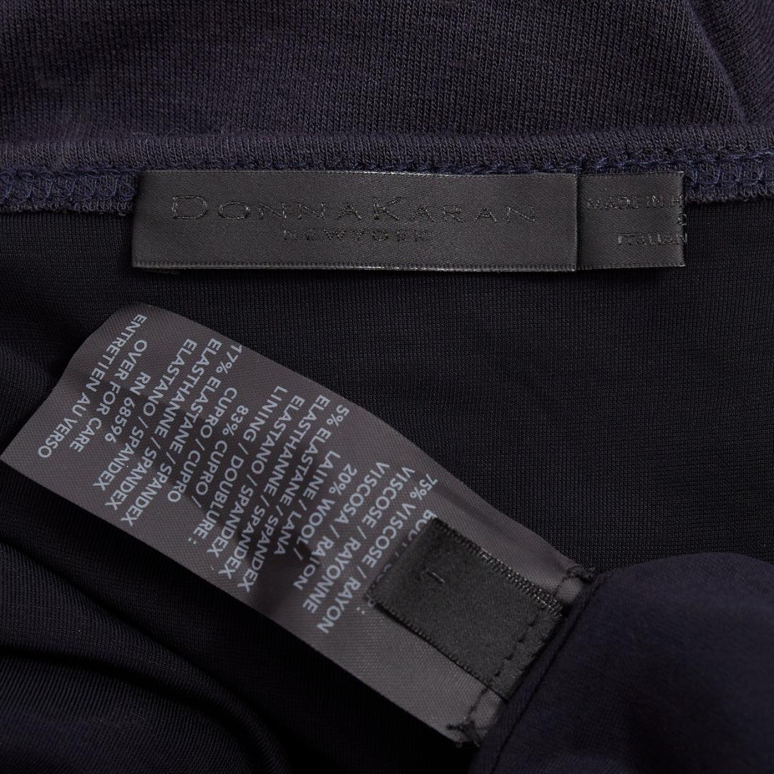 DONNA KARAN Anthrazitgraues Kleid mit V-Ausschnitt und langen Ärmeln mit kalten Schultern L im Angebot 3