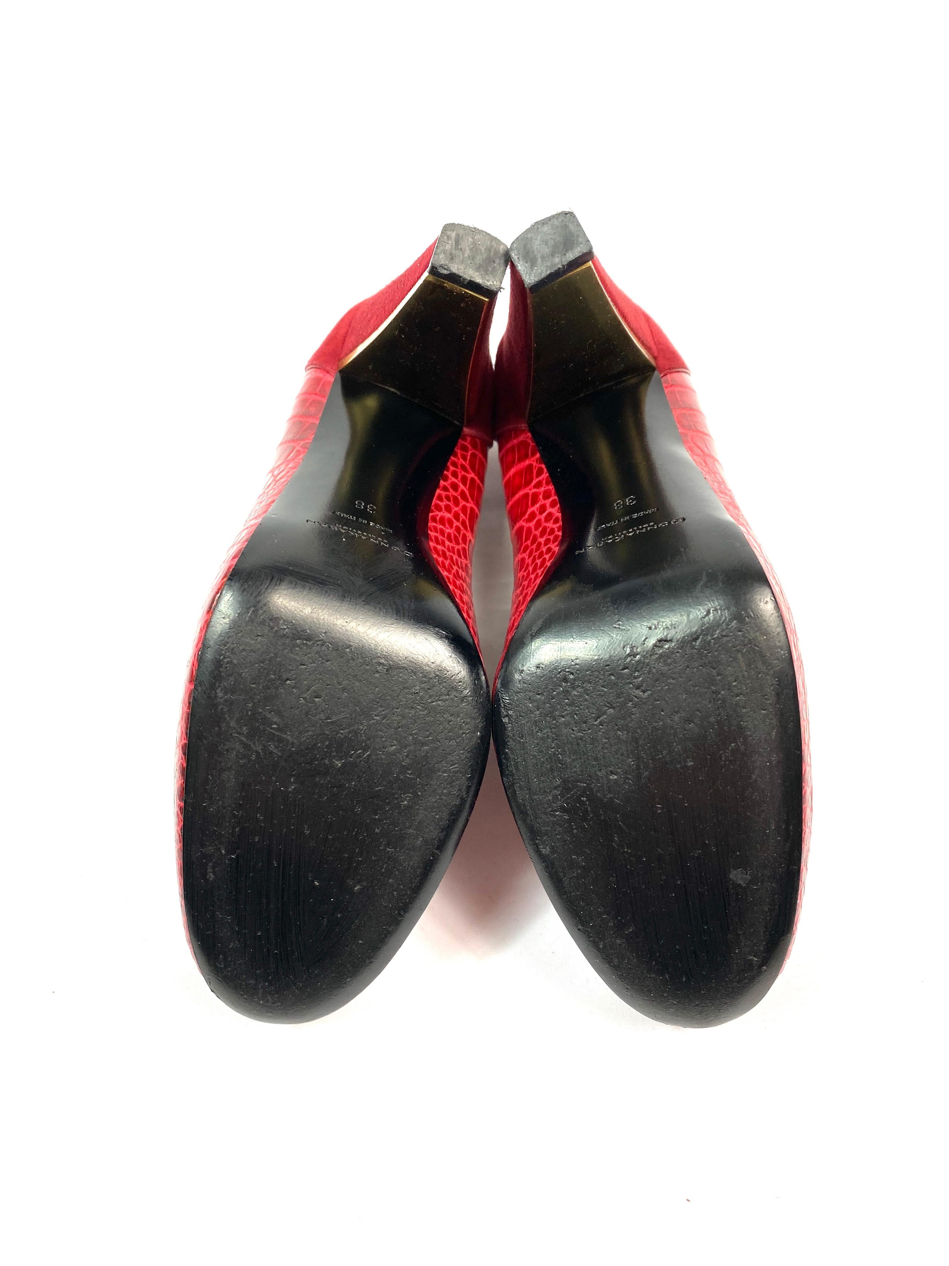 Donna Karan Collections Rotes Krokodil und Wildleder Pump Heels Schuhe Größe 38 für Damen oder Herren im Angebot