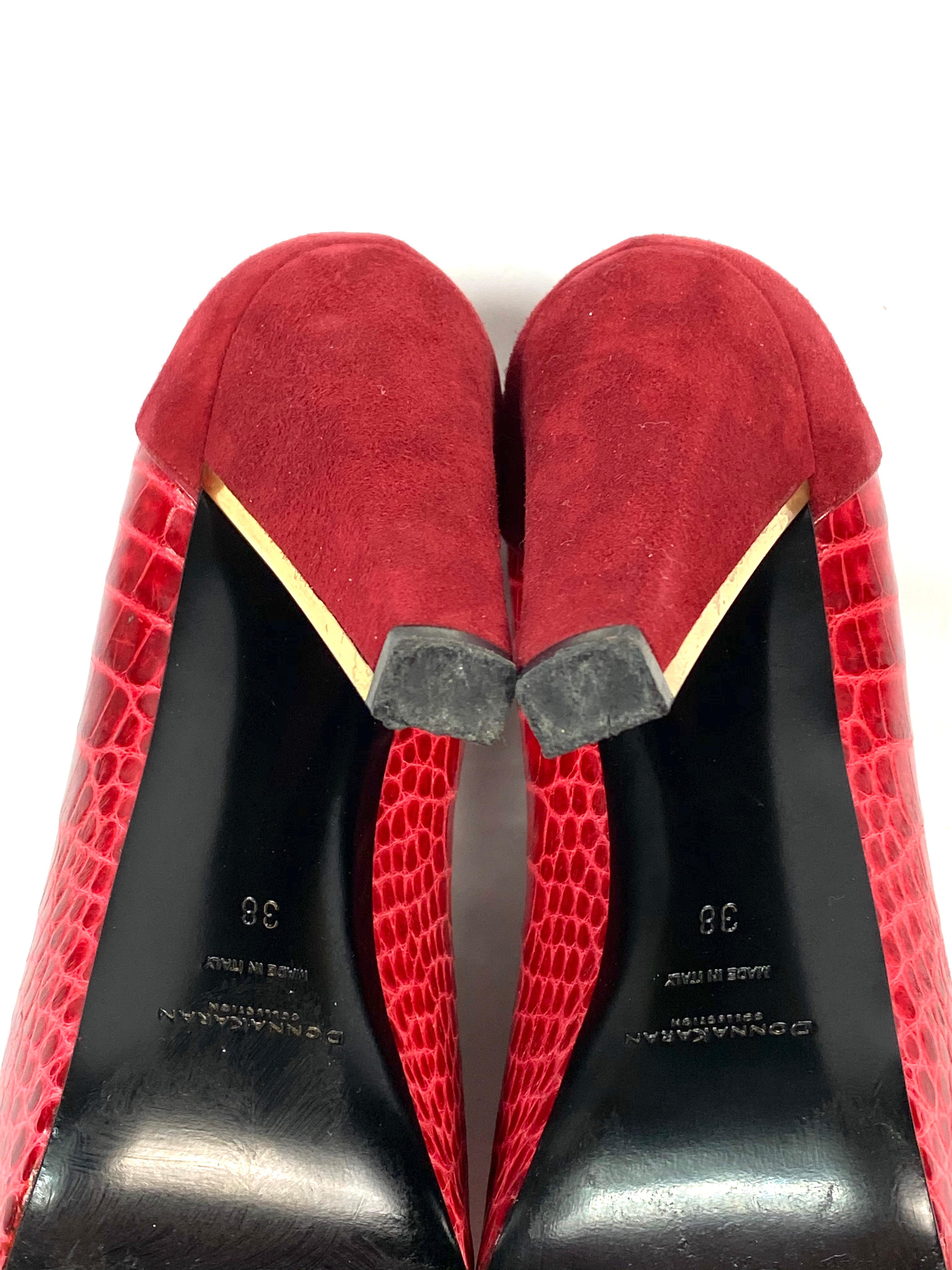 Donna Karan Collections Rotes Krokodil und Wildleder Pump Heels Schuhe Größe 38 im Angebot 1