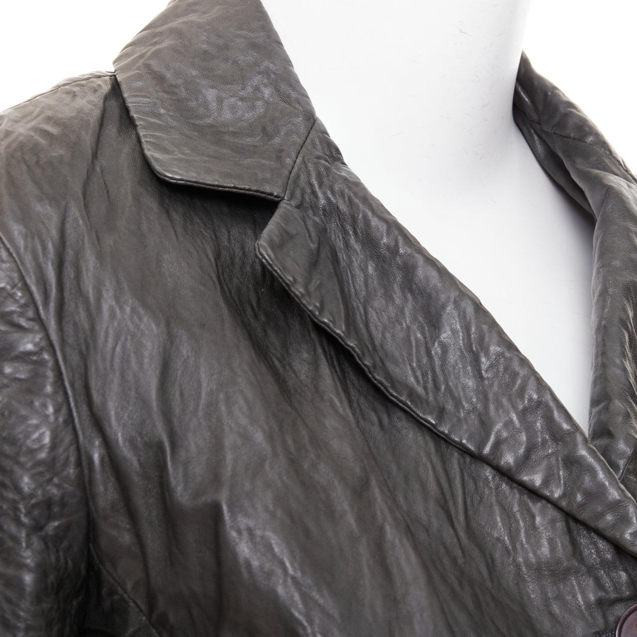 DONNA KARAN chaqueta blazer de piel de cordero arrugada topo oscuro IT38 XS
Referencia: MECG/A00223
Marca Donna Karan
Material: Piel
Color: Marrón
Patrón: Sólido
Cierre: Botón
Forro: Tejido negro
Detalles adicionales: La chaqueta blazer Donna Karan